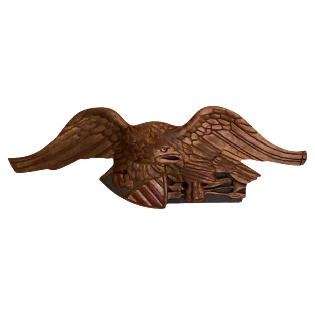 Placa de águila patriótica tallada y decorada de principios del siglo XX, hacia la década de 1940 en venta