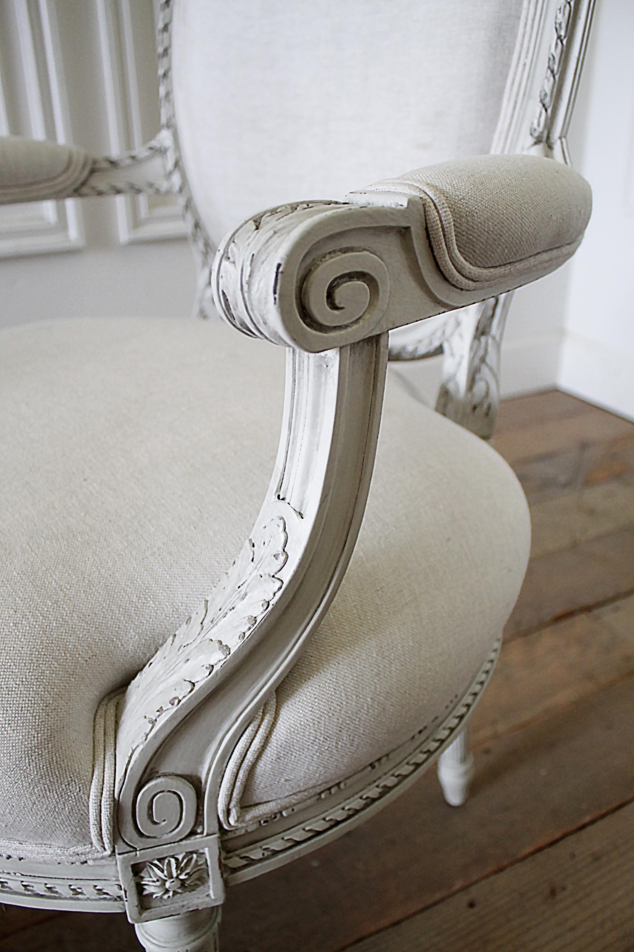 Französische offene Sessel im Louis-XVI-Stil des frühen 20. Jahrhunderts, geschnitzt und bemalt 7
