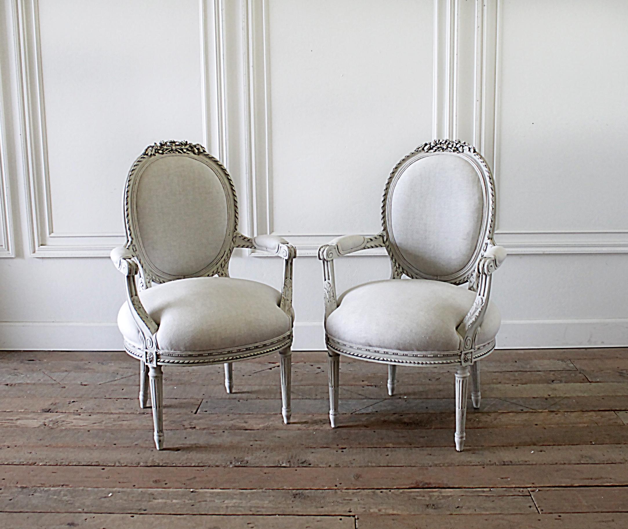 Anfang des 20. Jahrhunderts geschnitzt und bemalt Louis XVI-Stil Französisch offenen Arm Stühle 25