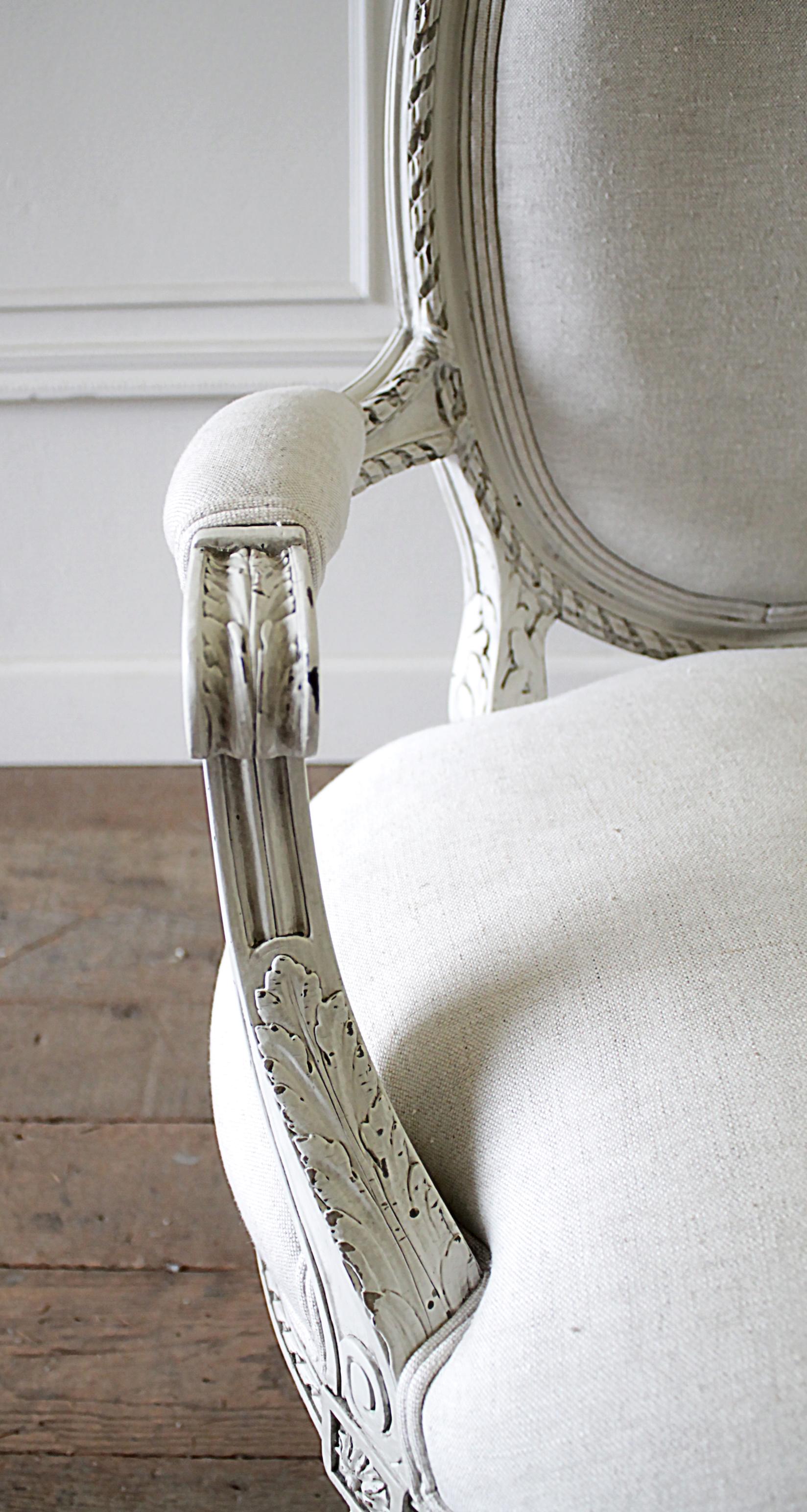 Französische offene Sessel im Louis-XVI-Stil des frühen 20. Jahrhunderts, geschnitzt und bemalt (Leinen)