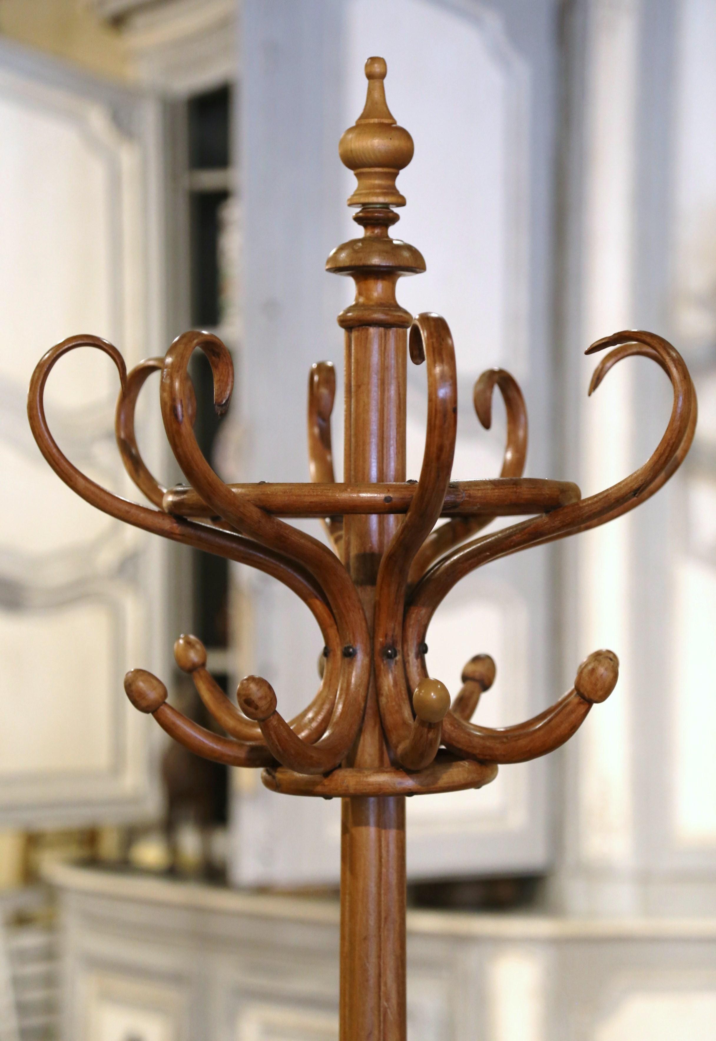 Geschnitzter „Perroquet“-Mantelständer aus Bugholz im Thonet-Stil des frühen 20. Jahrhunderts im Angebot 1