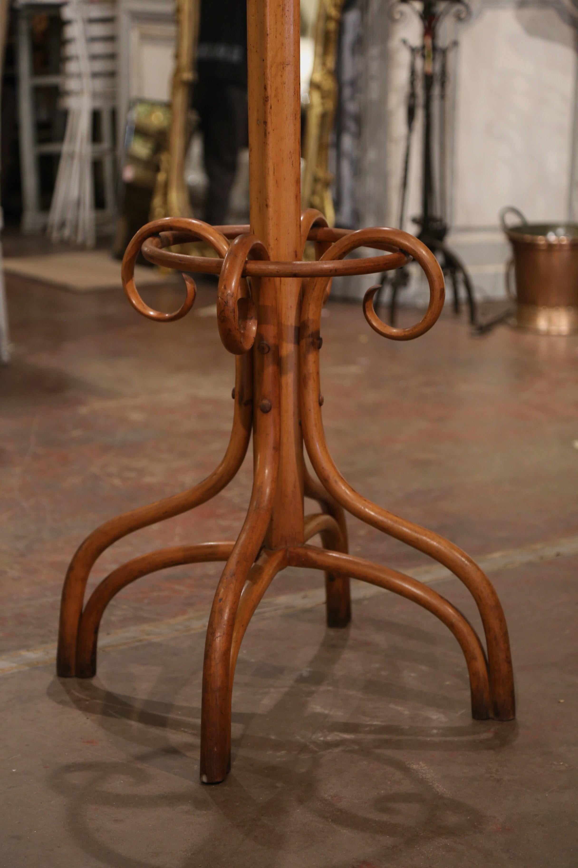 Geschnitzter, drehbarer „Perroquet“-Mantelständer aus Bugholz im Thonet-Stil des frühen 20. Jahrhunderts (Französisch) im Angebot