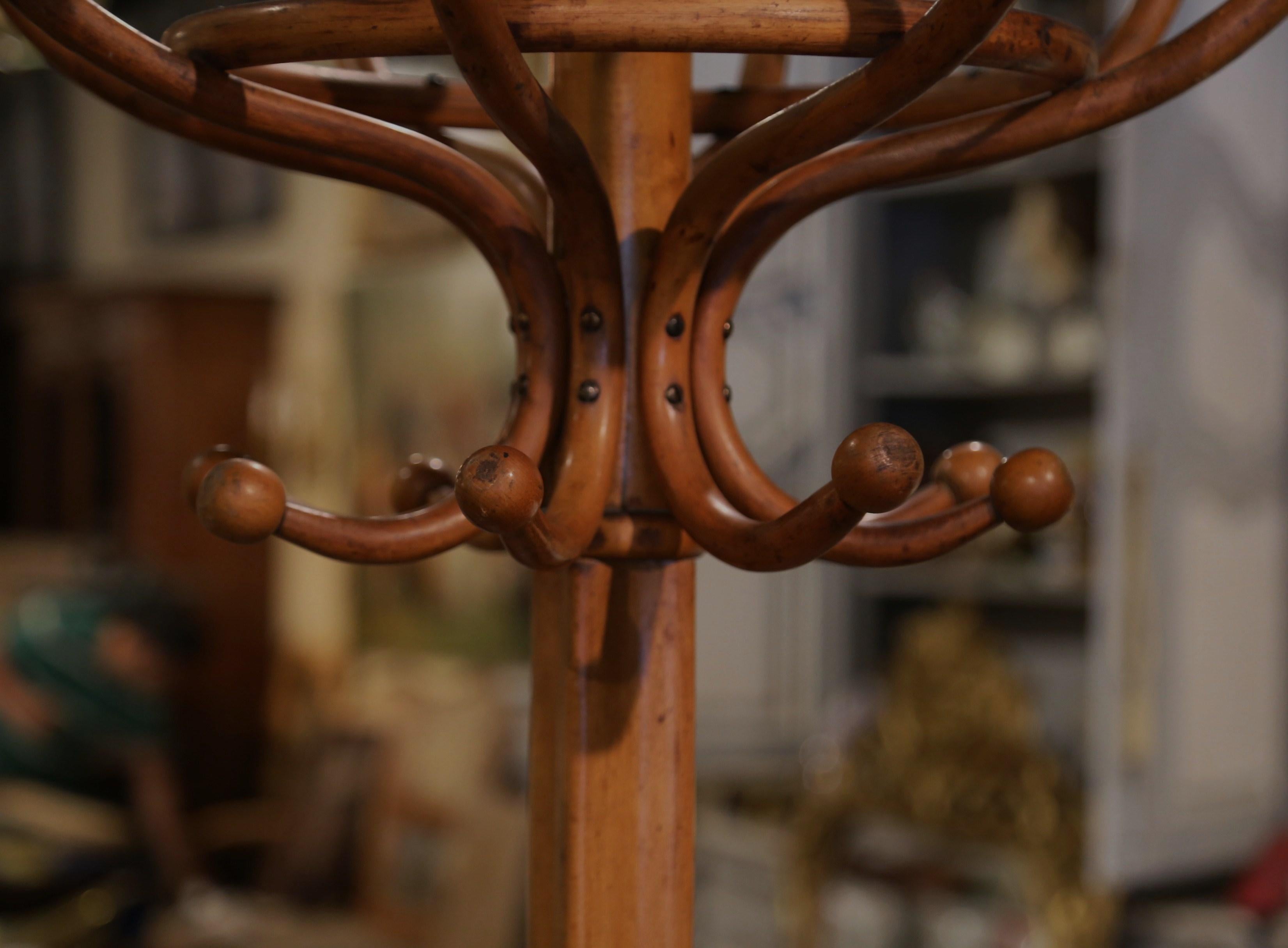 Art déco Portemanteau pivotant ' Perroquet ' en bois cintré sculpté du début du XXe siècle de style Thonet en vente