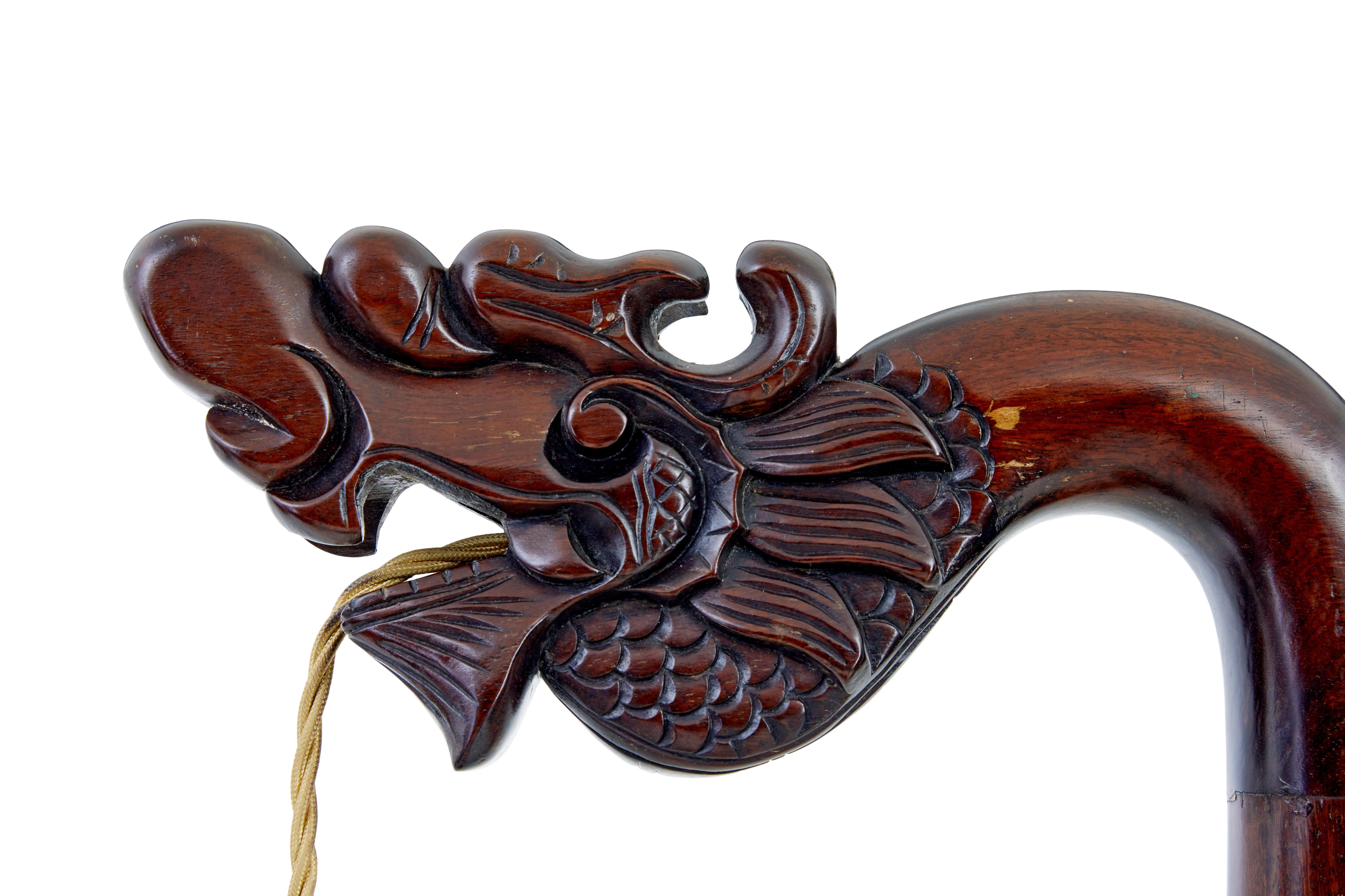 Lámpara de pie china de madera dura tallada de principios del siglo XX, hacia 1920.

Tallado en madera dura pesada. Cabeza de dragón tallada que forma la salida para el accesorio de luz, tallo largo que desciende hasta 3 elementos tallados con