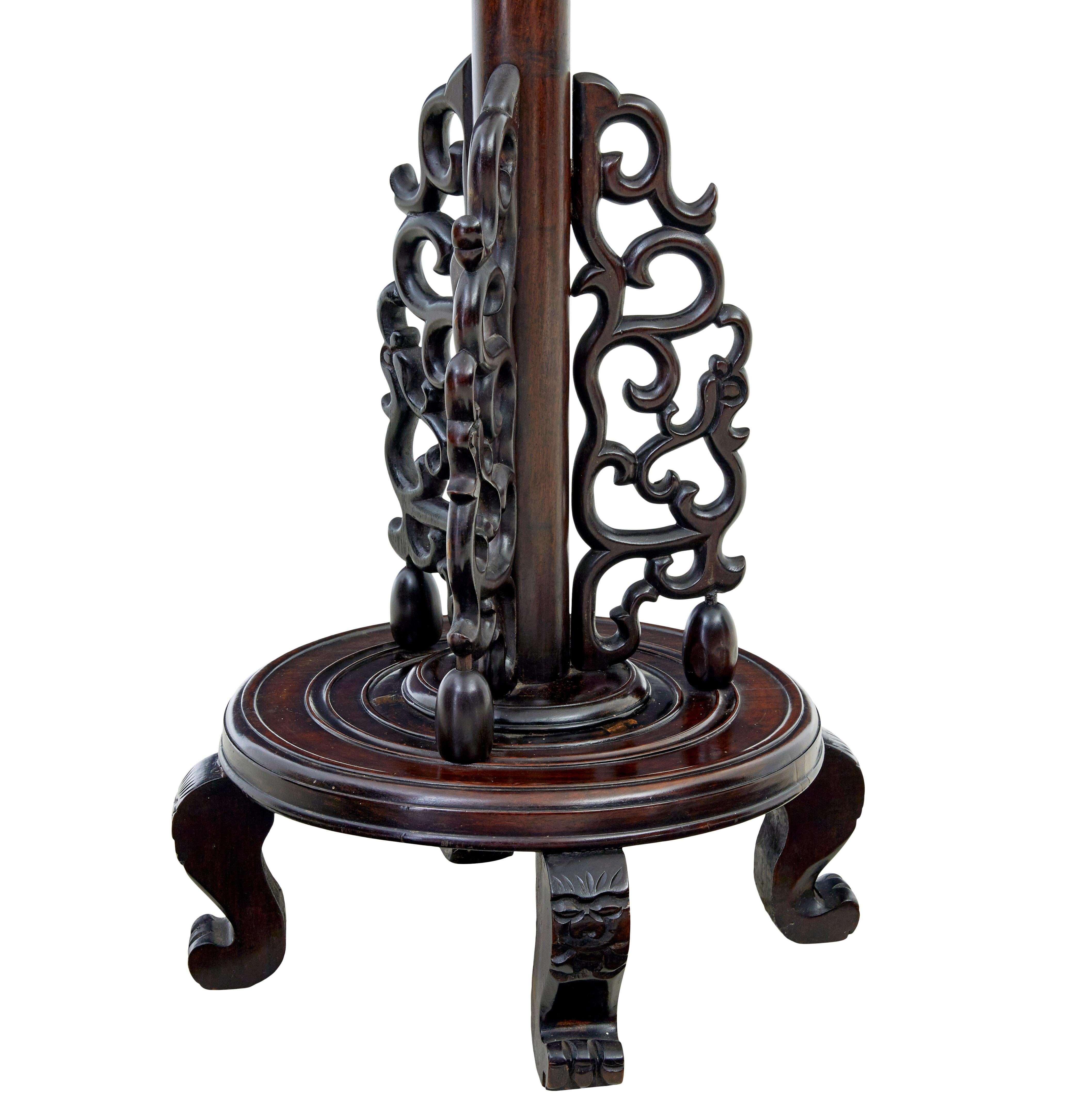 Lámpara de pie china de madera dura tallada de principios del siglo XX Chino en venta