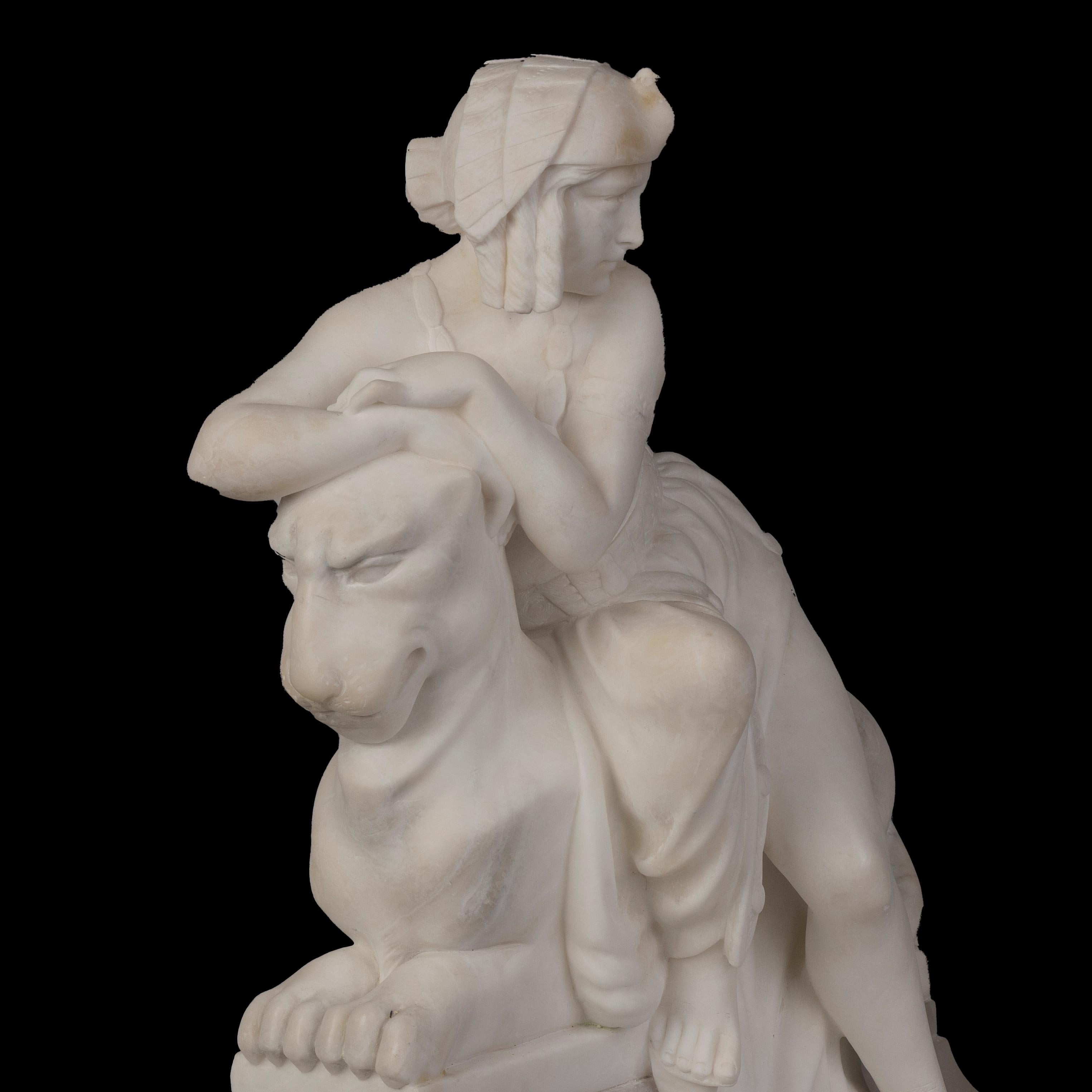 Intagliato Lampada in alabastro francese intagliata dei primi del Novecento in stile revival egizio in vendita