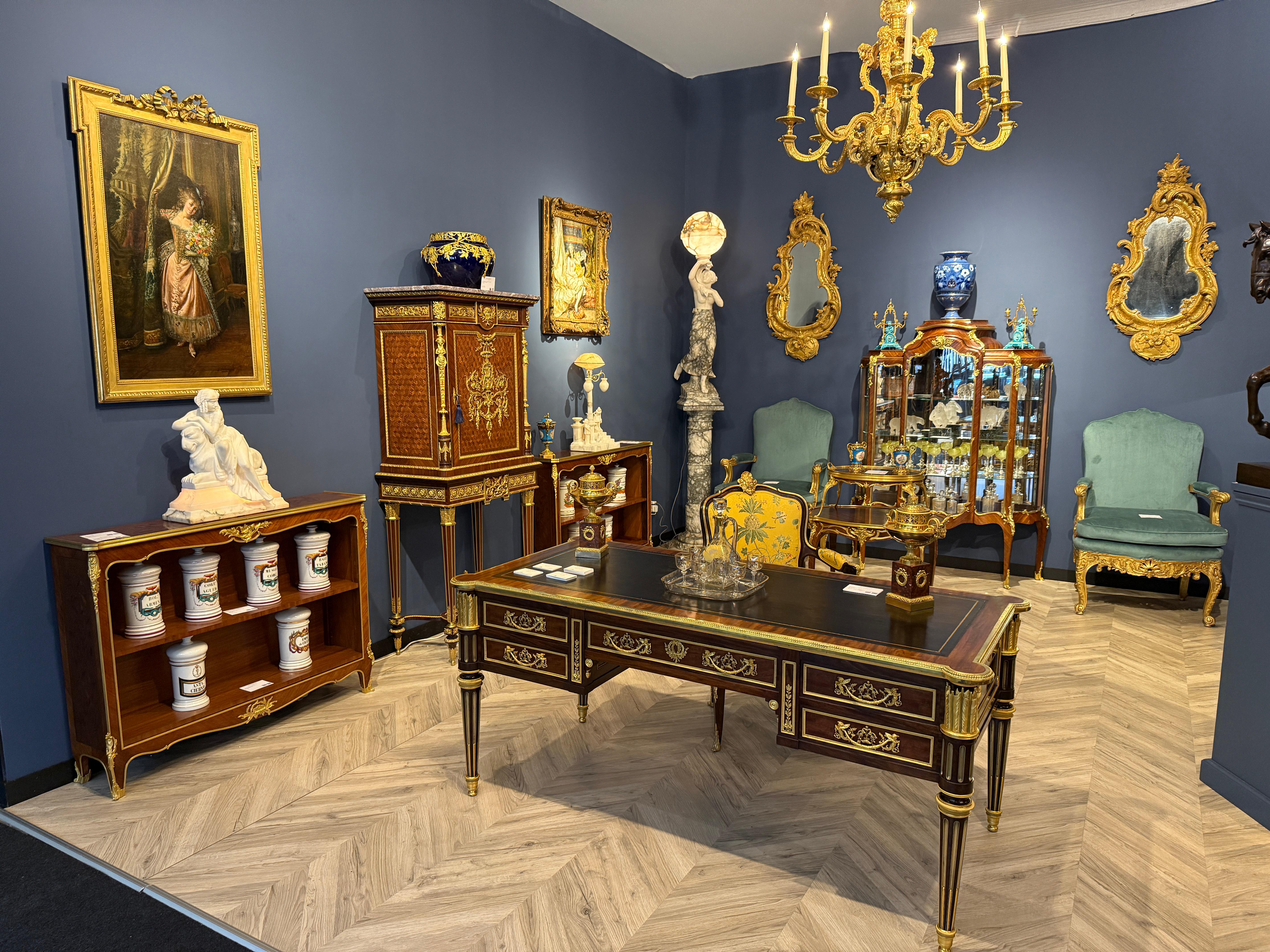 XX secolo Lampada in alabastro francese intagliata dei primi del Novecento in stile revival egizio in vendita