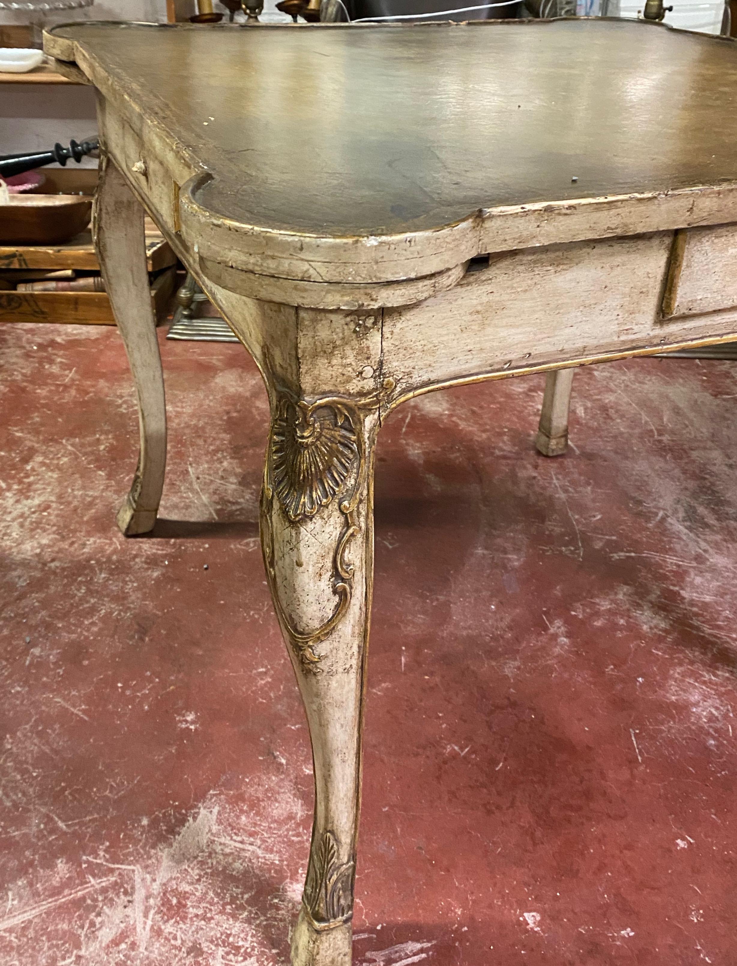 Table de jeu française sculptée du début du 20e siècle avec dessus en cuir, vers 1920

Magnifique table de jeu avec un plateau en cuir, quatre porte-gobelets pliants et un tiroir simple de chaque côté.

Dimensions 32