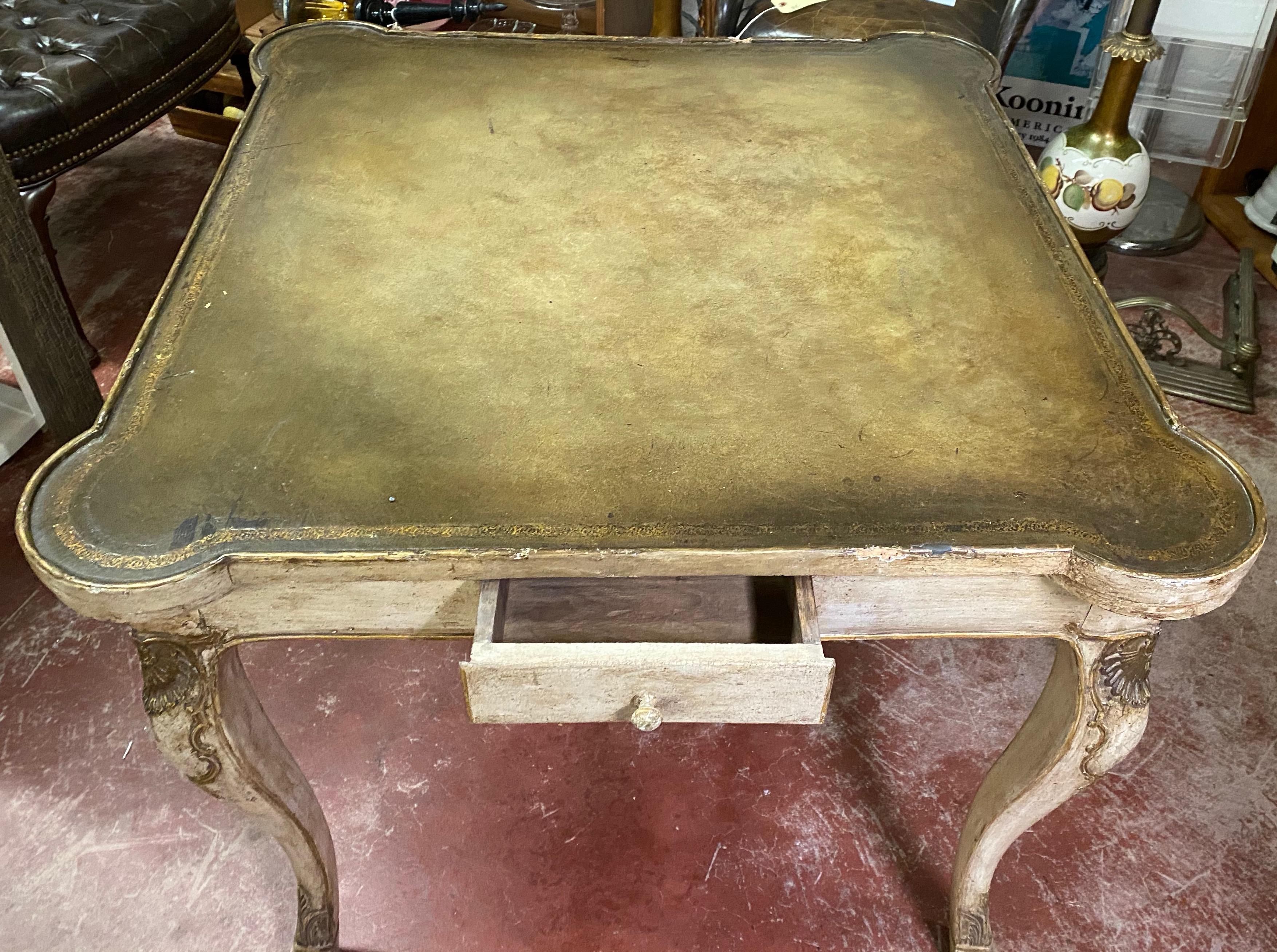 Table de jeu française du début du 20e siècle:: sculptée et recouverte de cuir Bon état - En vente à San Francisco, CA