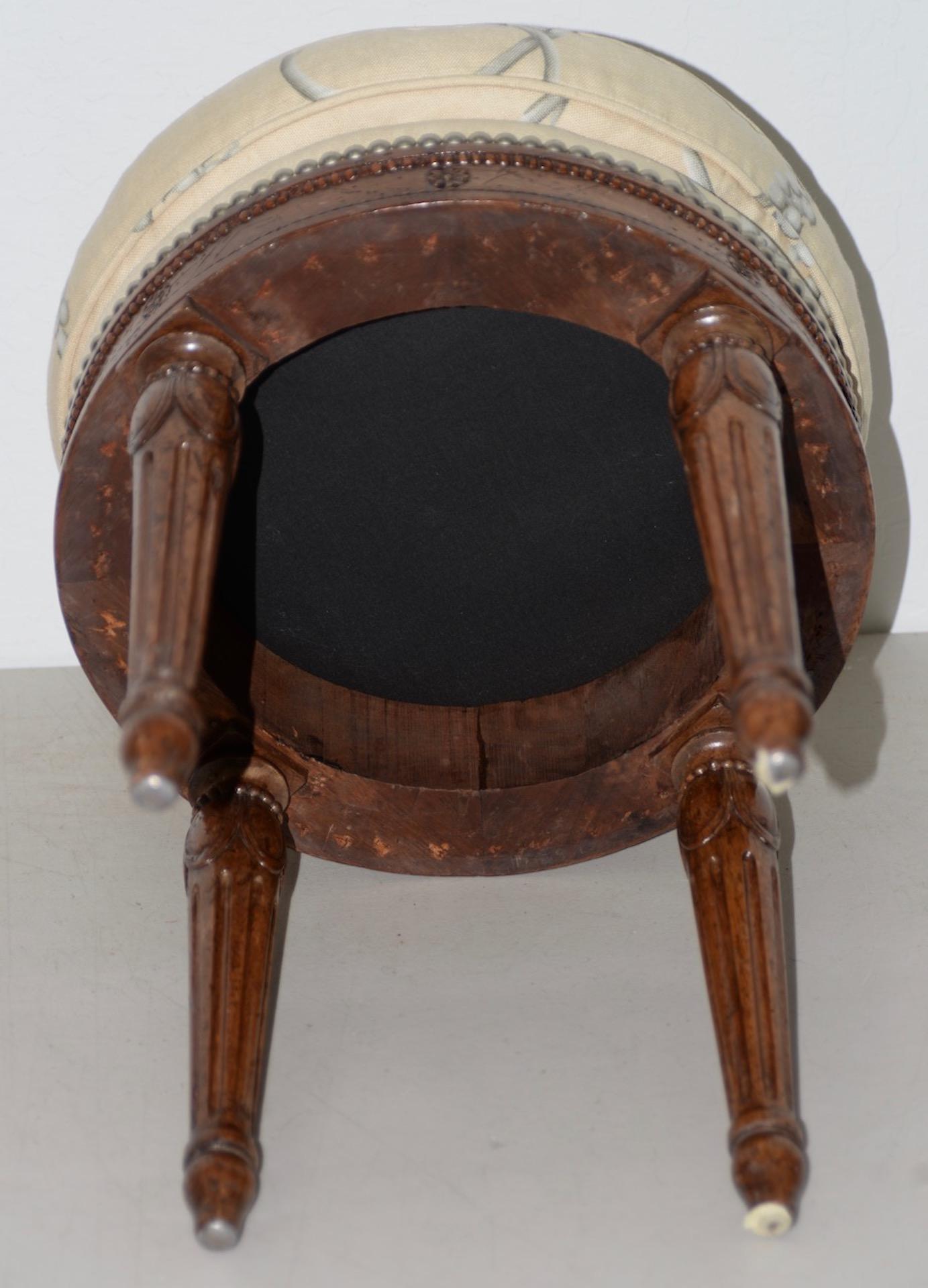 Early 20th Century Carved French Walnut Round Seat In Good Condition In San Francisco, CA