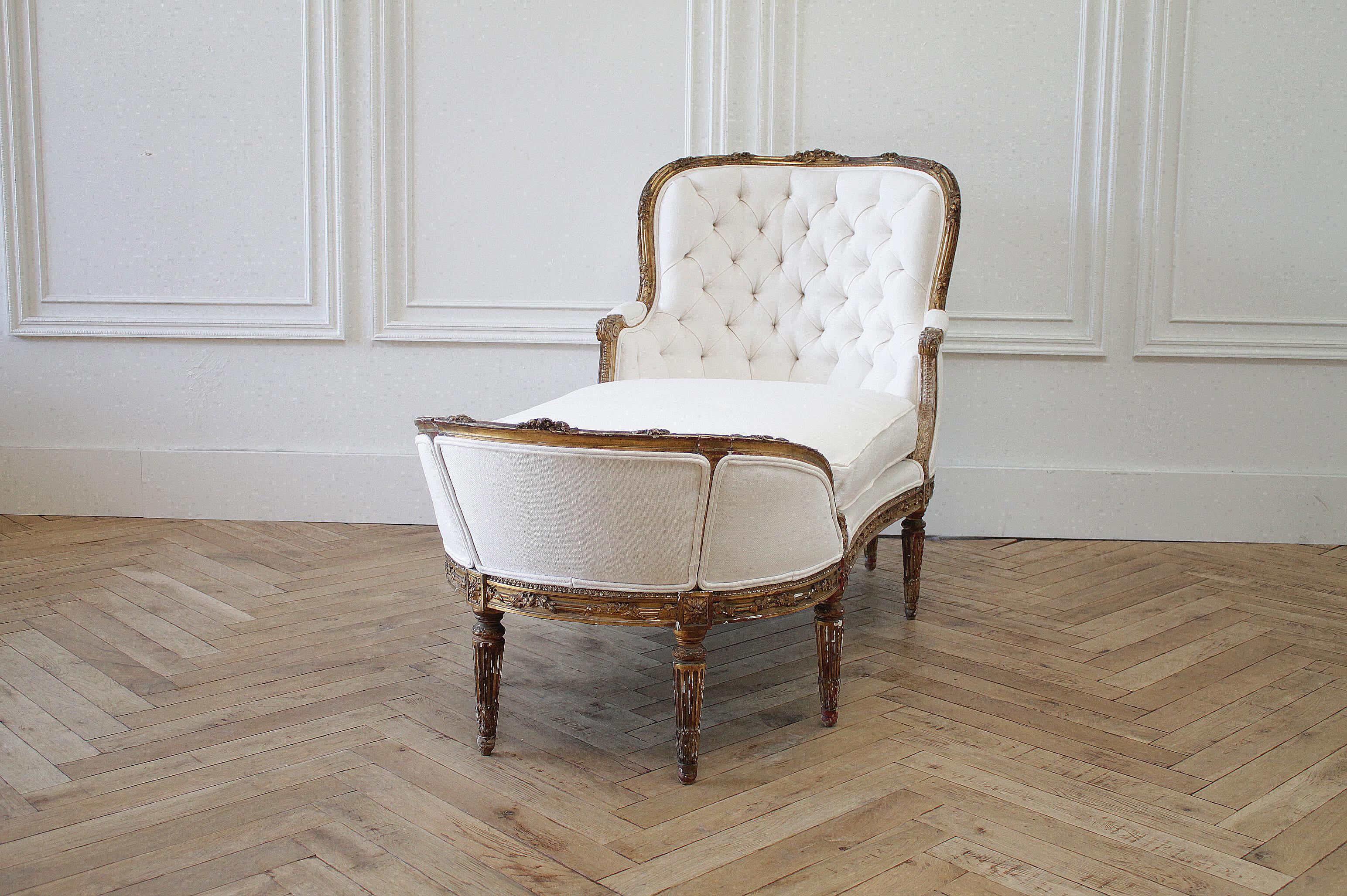 Early 20th century carved giltwood chaise lounge with roses
Original giltwood finish with perfectly aged patina. Reupholstered in a magnolia white nubby linen like textured fabric. The seat is a foam with zipper closure on the cushion. The back