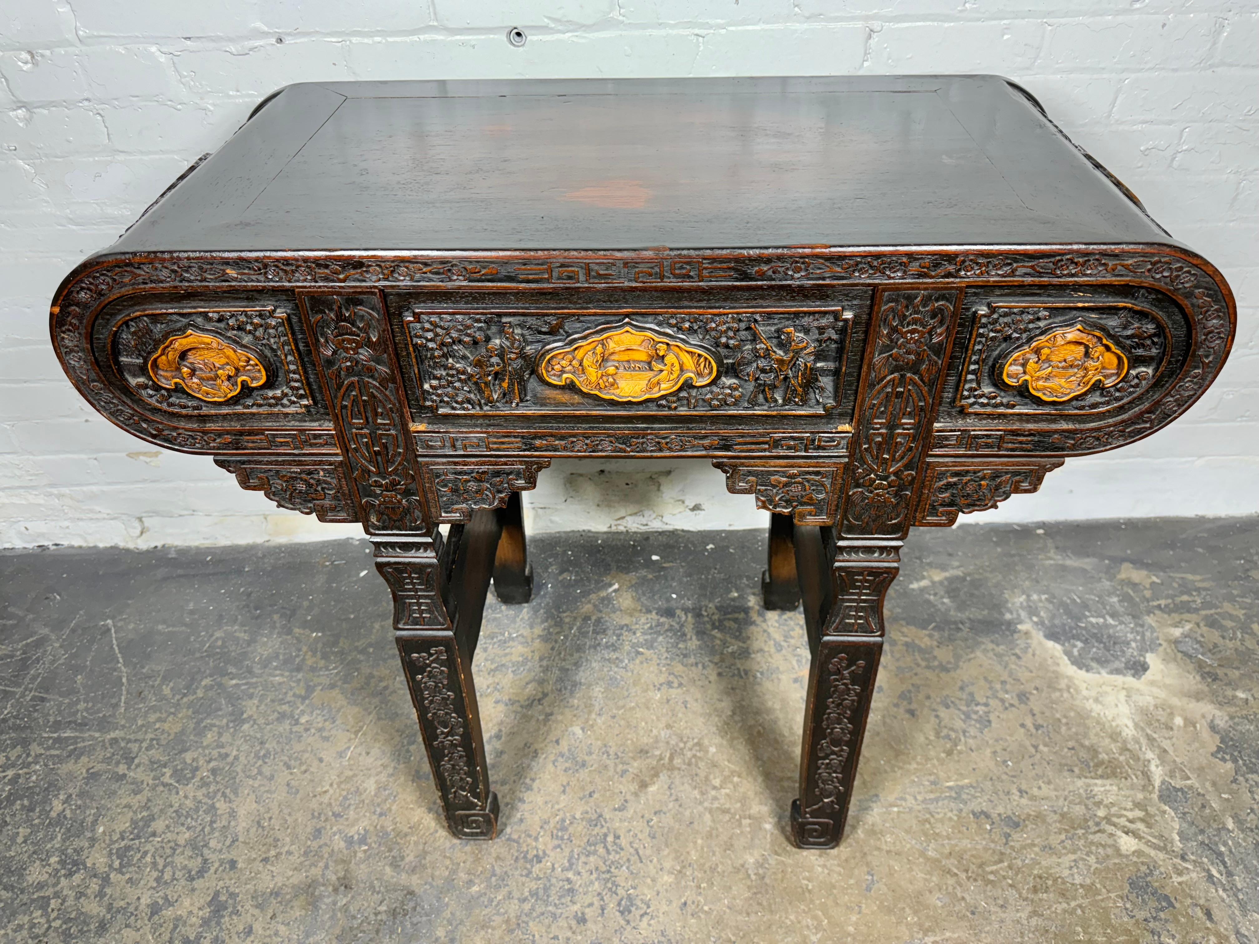 Console/table d'autel chinoise du début du 20e siècle en bois de feuillus sculpté avec 3 tiroirs en vente 2