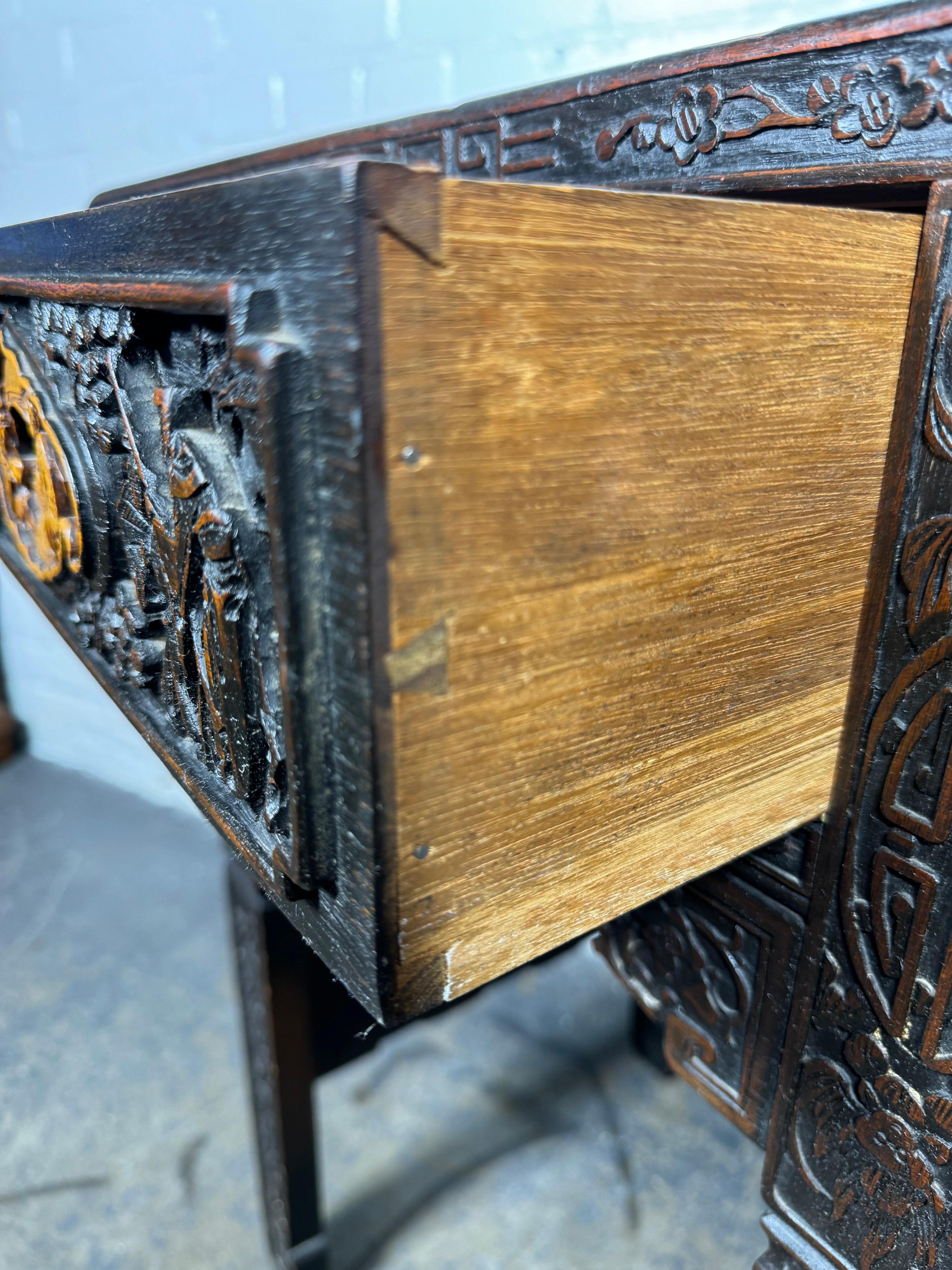 Console/table d'autel chinoise du début du 20e siècle en bois de feuillus sculpté avec 3 tiroirs en vente 4