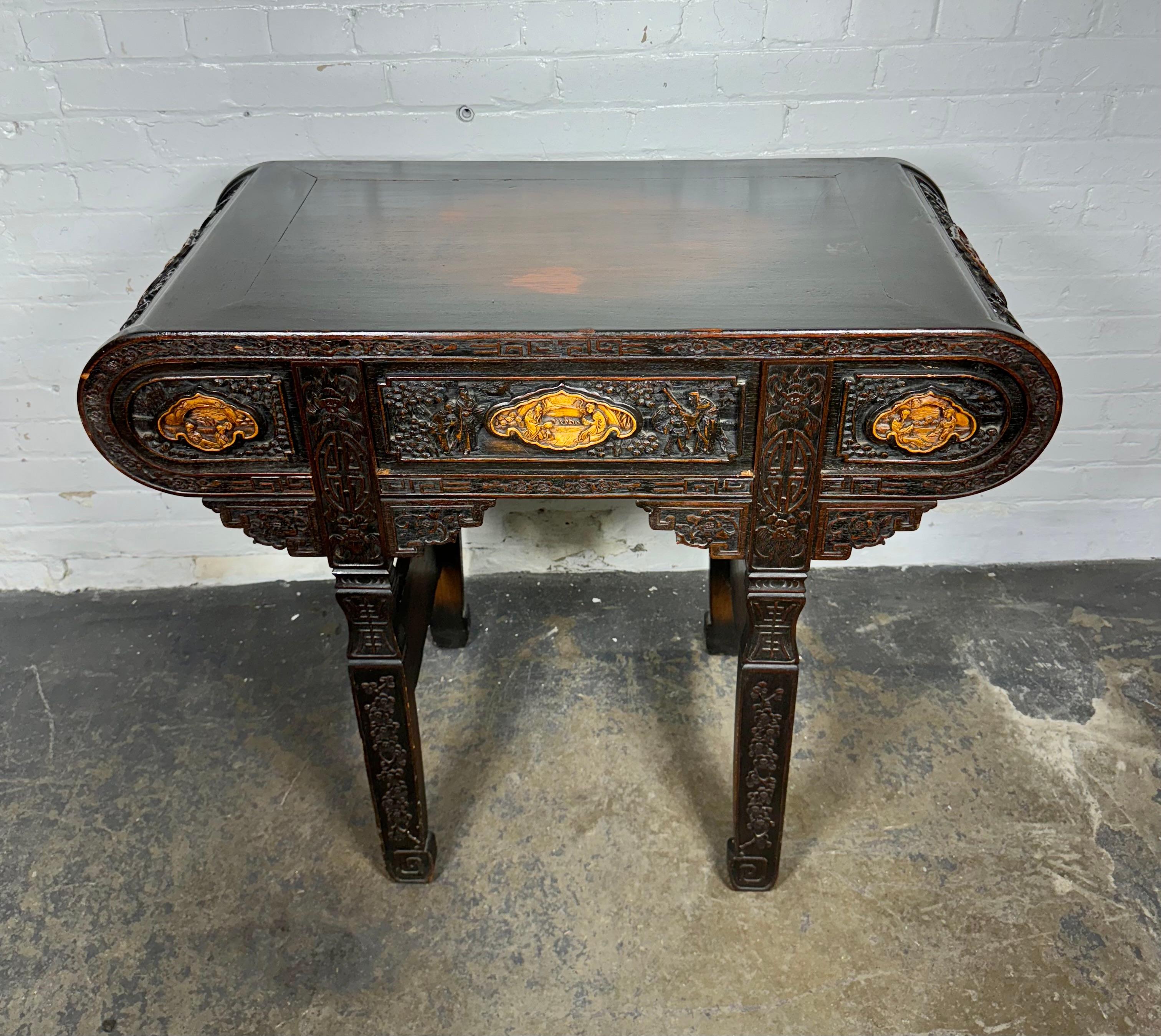 Console chinoise en bois dur sculpté du début du 20e siècle  Table de salle avec 3 tiroirs... Conserve sa finition / patine d'origine,,Sculptures vraiment merveilleuses,, Grandes proportions , taille . Livraison en main propre à New York cITY ou