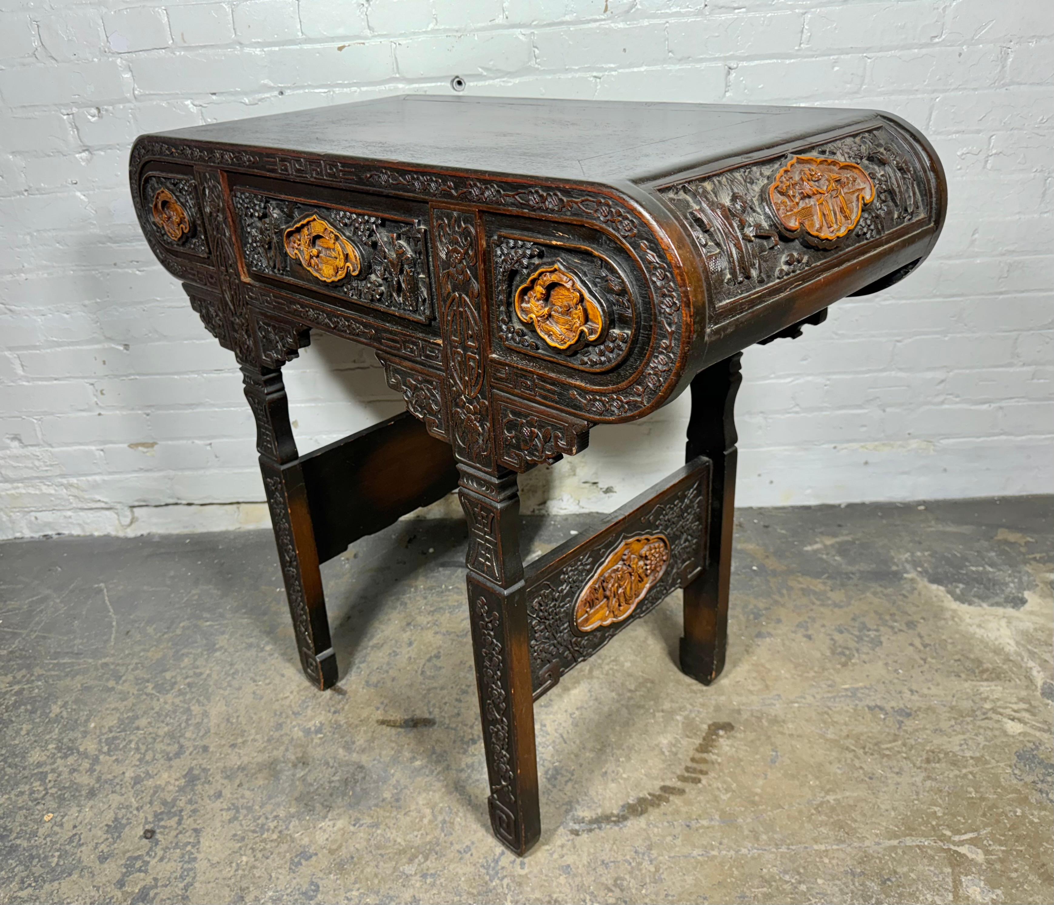 Exportation chinoise Console/table d'autel chinoise du début du 20e siècle en bois de feuillus sculpté avec 3 tiroirs en vente