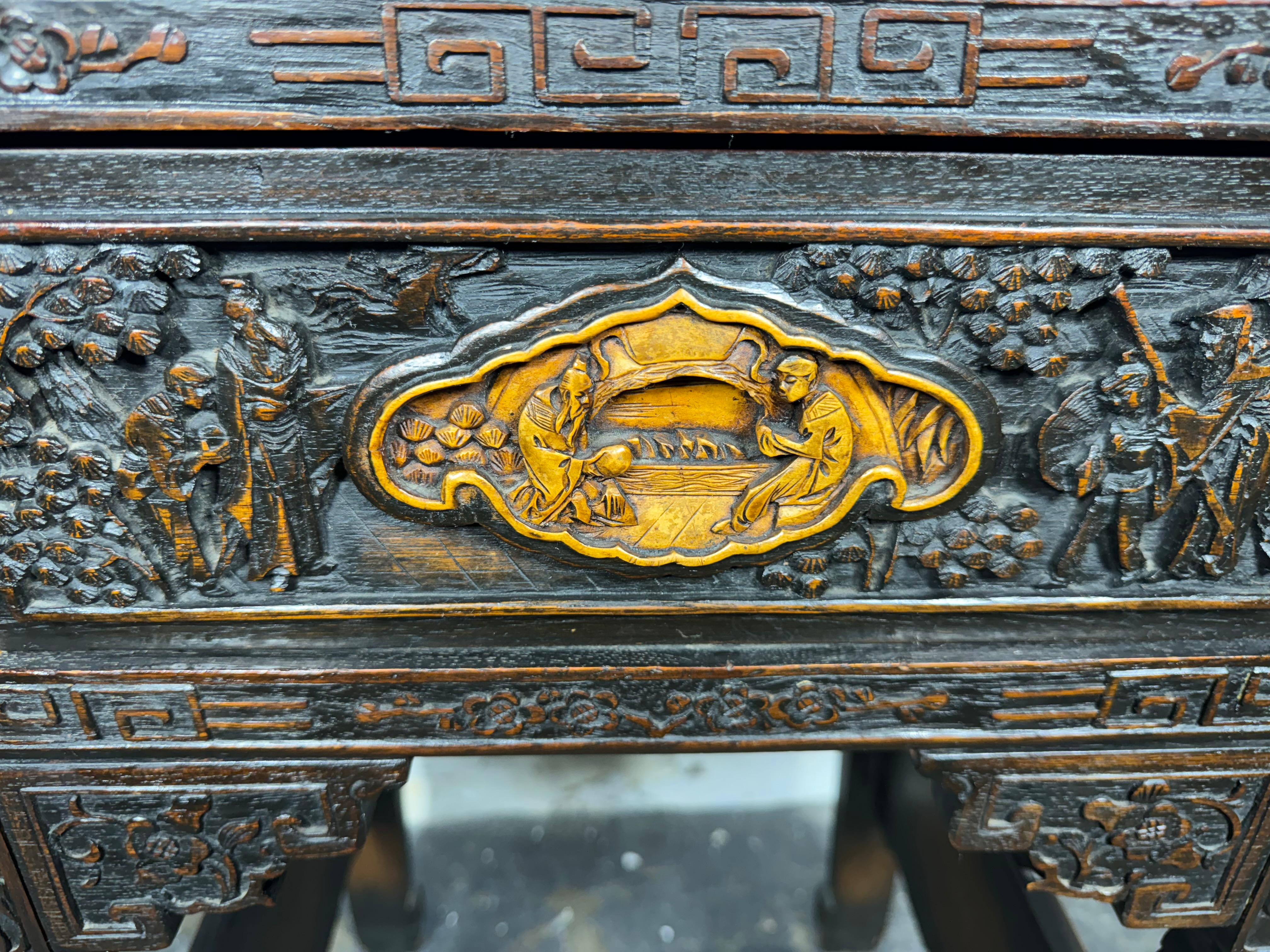 Chinois Console/table d'autel chinoise du début du 20e siècle en bois de feuillus sculpté avec 3 tiroirs en vente