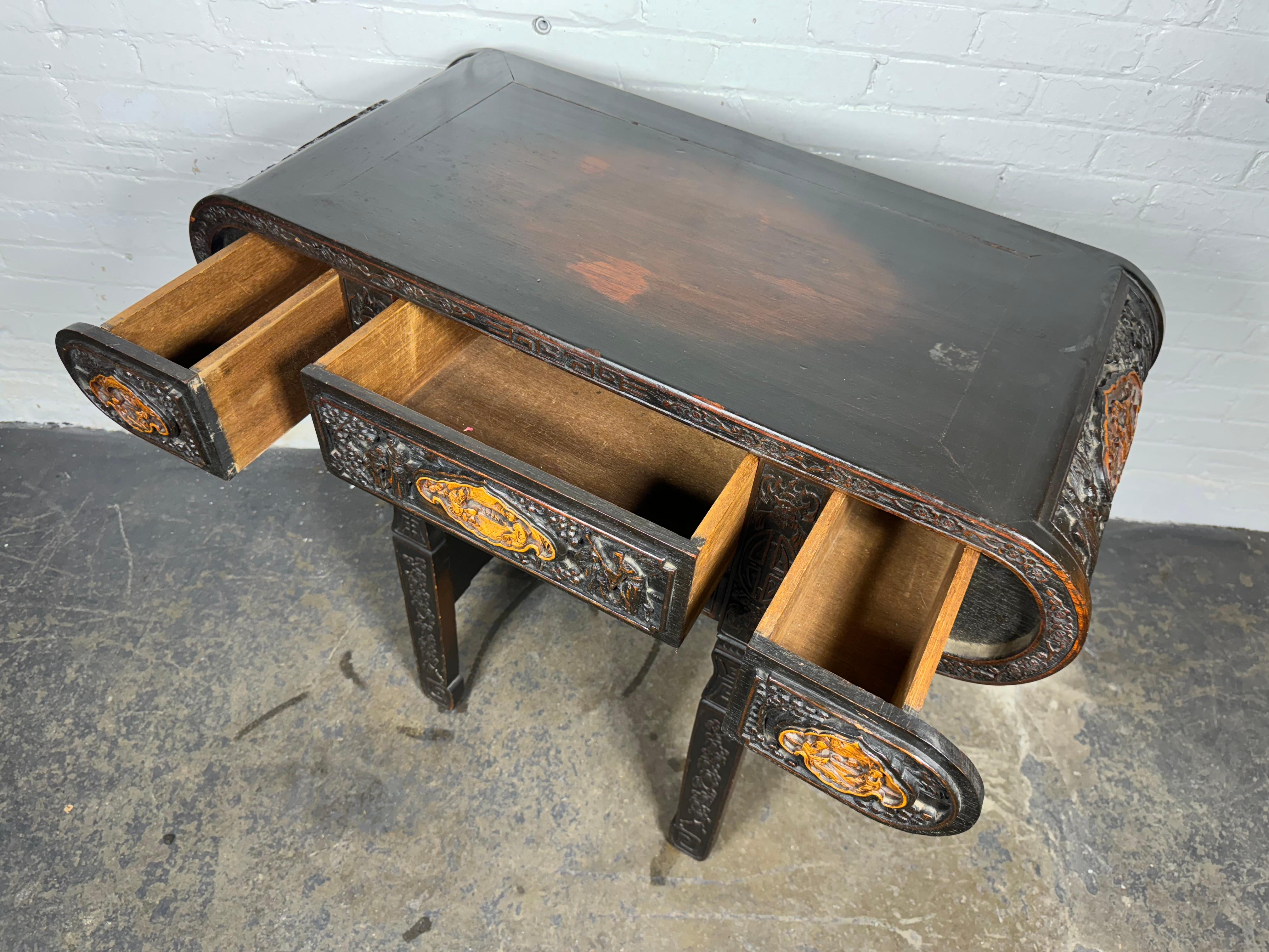 Sculpté à la main Console/table d'autel chinoise du début du 20e siècle en bois de feuillus sculpté avec 3 tiroirs en vente