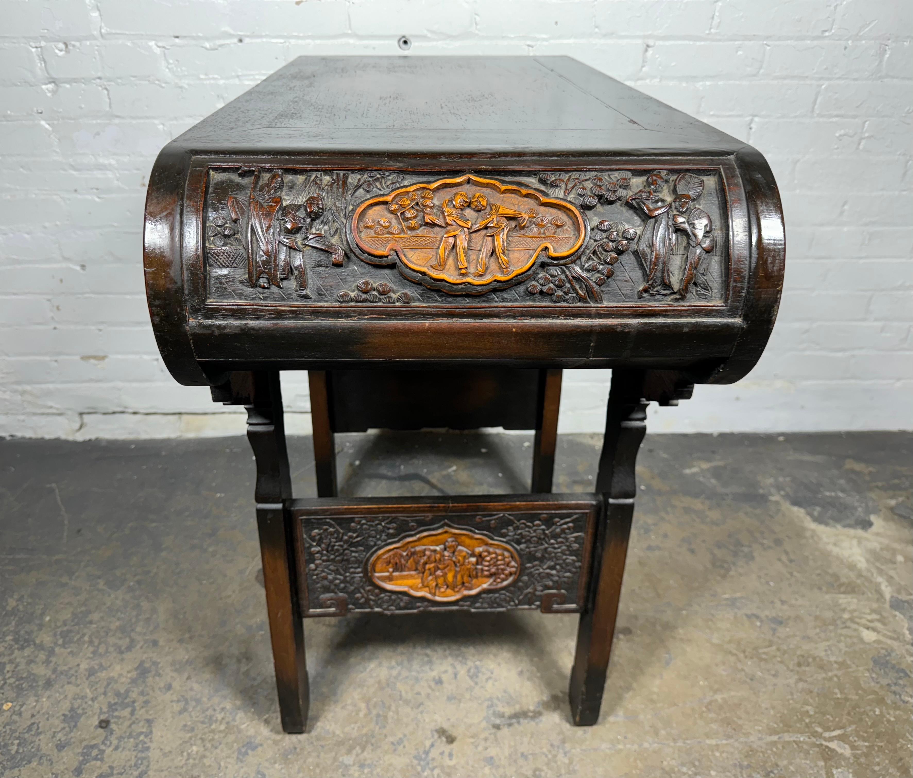 Console/table d'autel chinoise du début du 20e siècle en bois de feuillus sculpté avec 3 tiroirs Bon état - En vente à Buffalo, NY