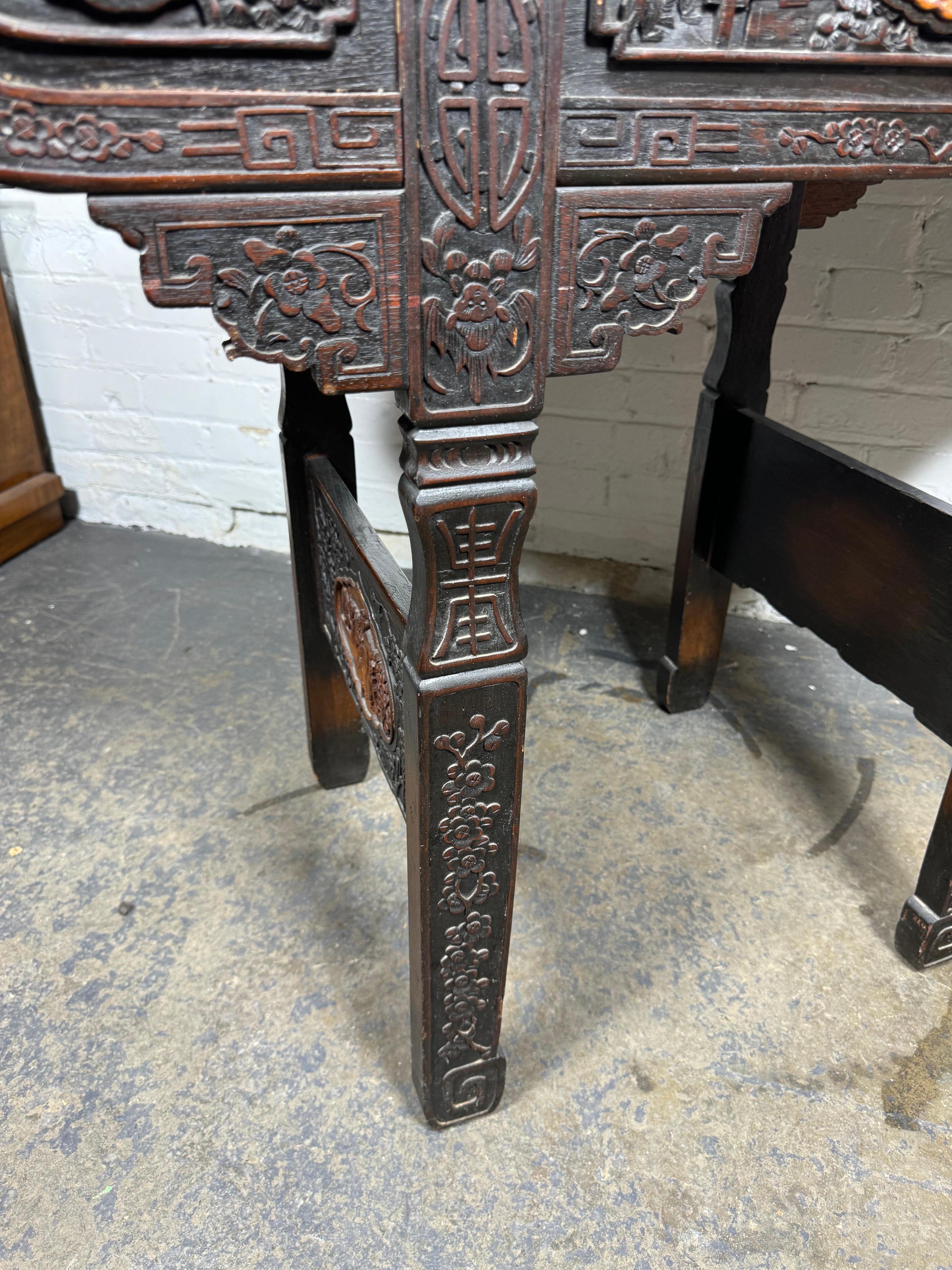 Début du 20ème siècle Console/table d'autel chinoise du début du 20e siècle en bois de feuillus sculpté avec 3 tiroirs en vente