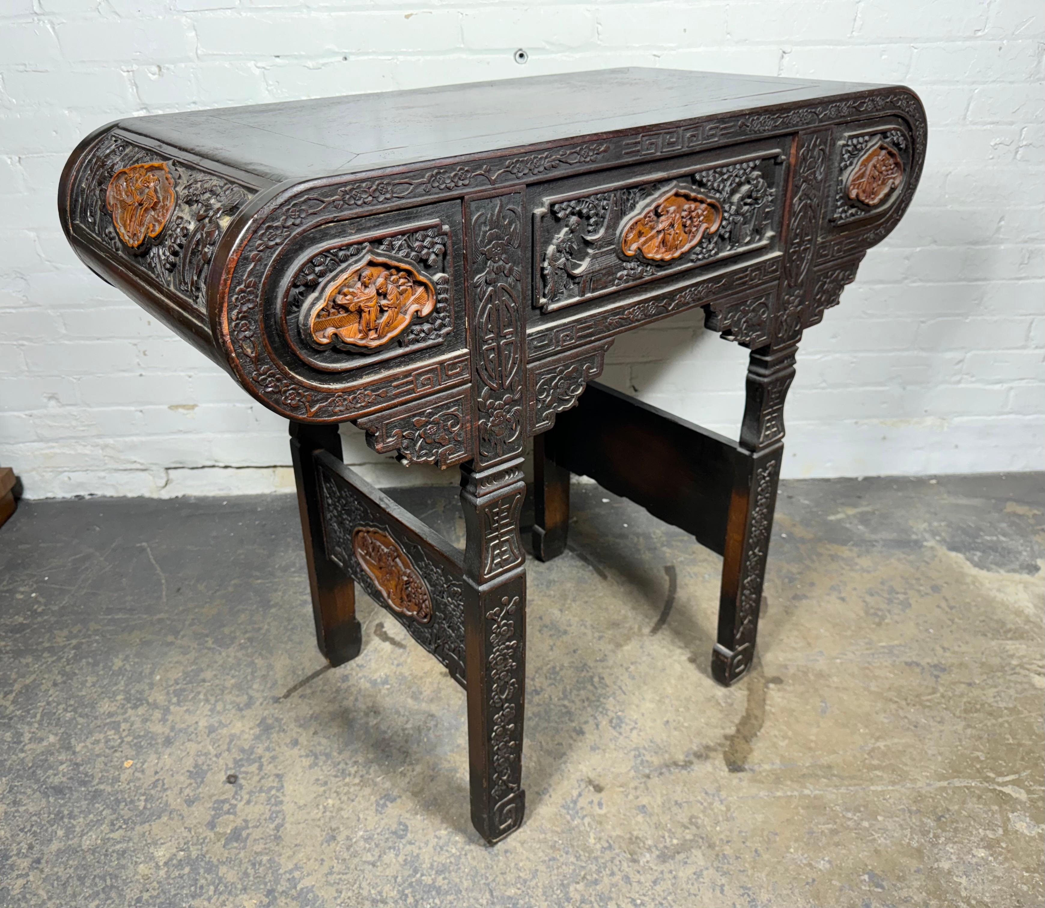 Bois de rose Console/table d'autel chinoise du début du 20e siècle en bois de feuillus sculpté avec 3 tiroirs en vente