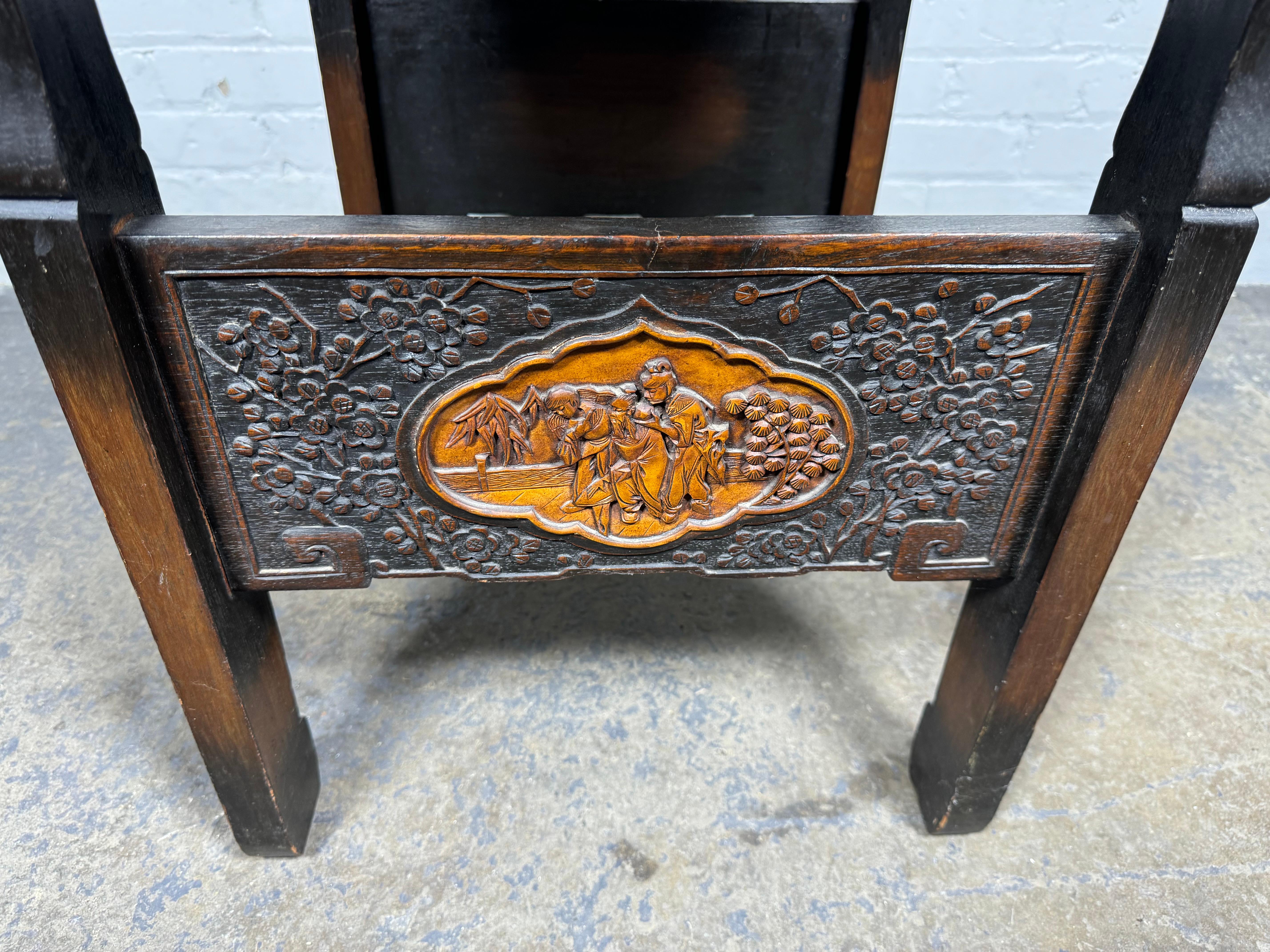 Console/table d'autel chinoise du début du 20e siècle en bois de feuillus sculpté avec 3 tiroirs en vente 1