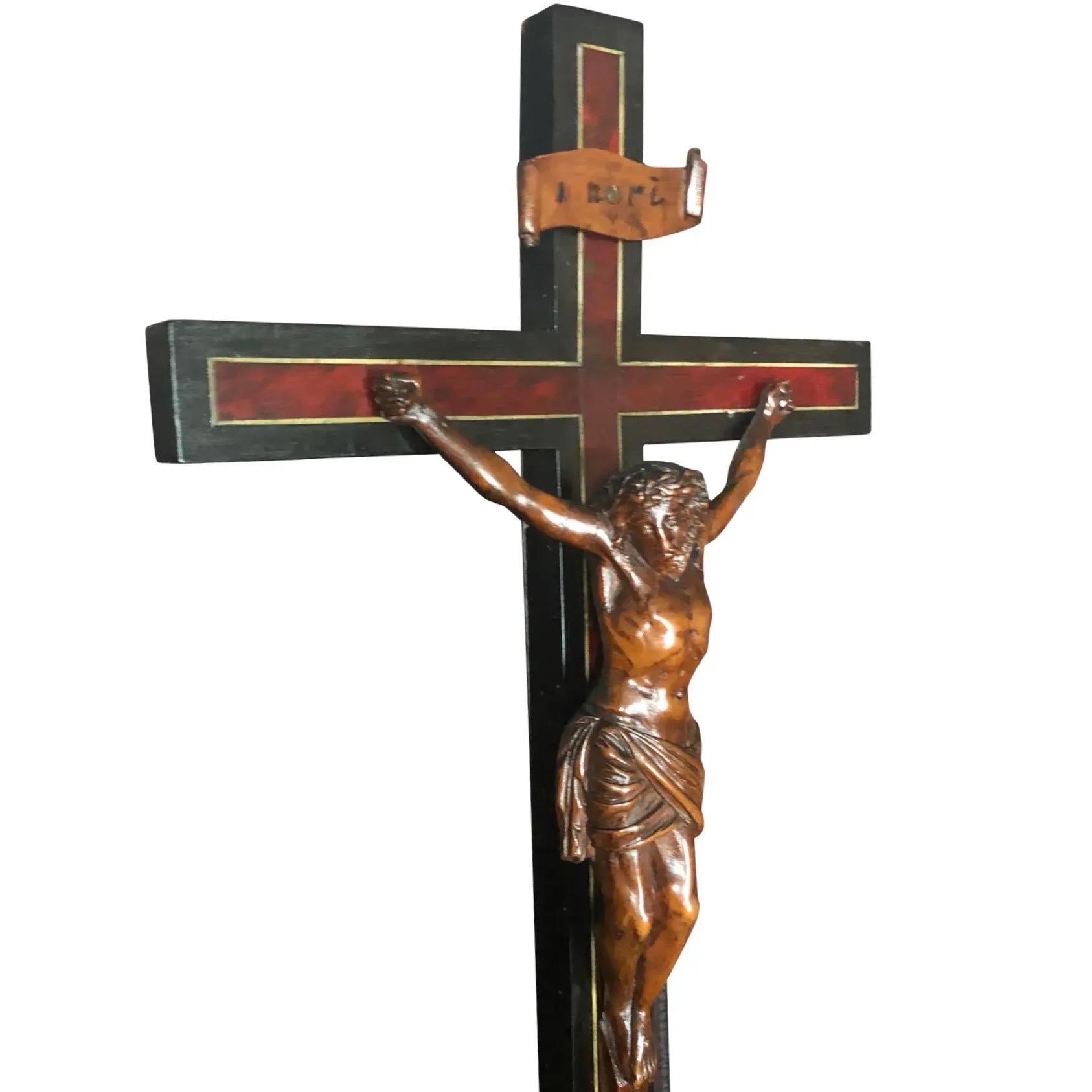 Escultura de Jesús en la Cruz tallada en madera de tilo y ébano de principios del siglo XX Art Decó en venta