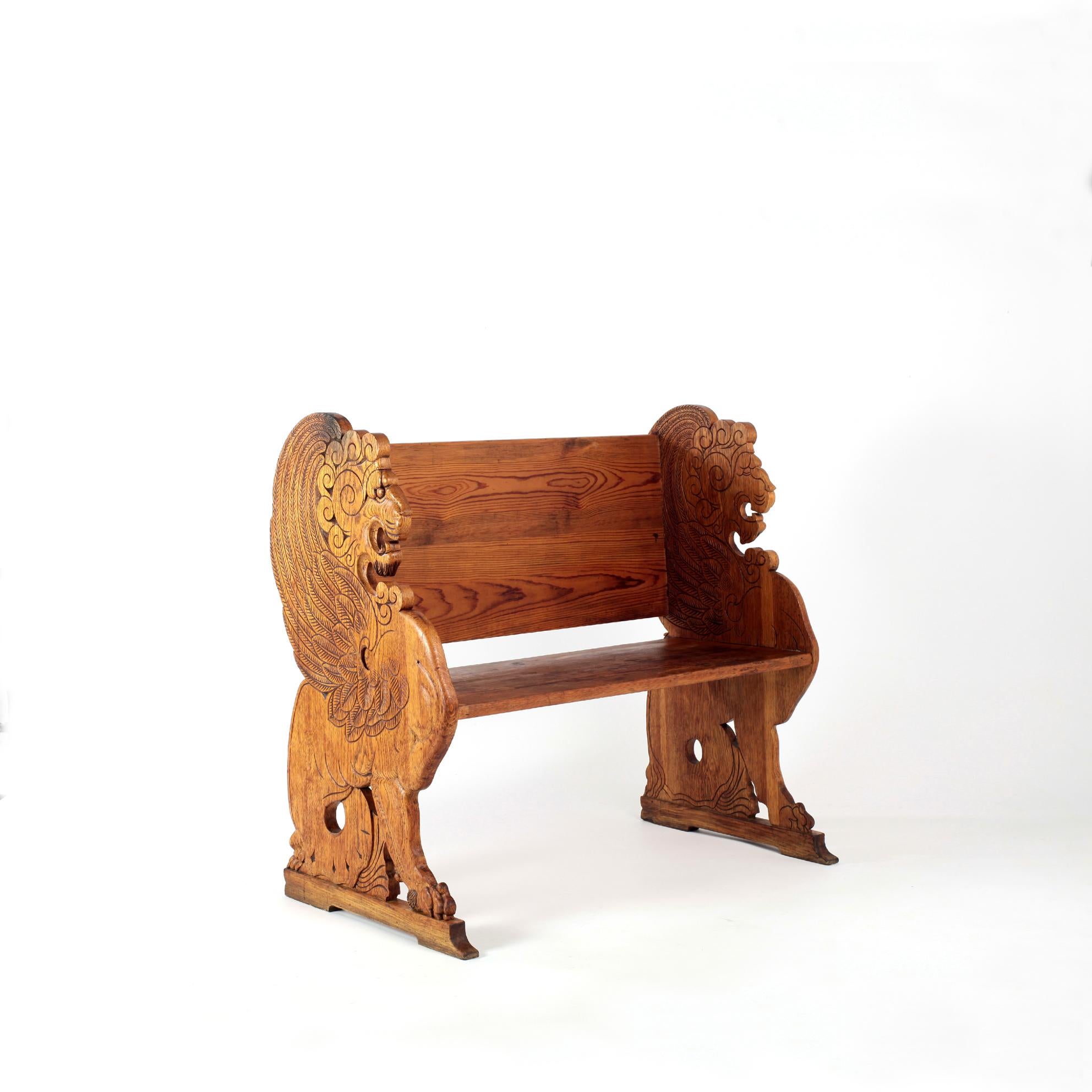 Stunning bench from the beginning of the 20th century in carved wood whose sides represent a lion. Made in Sweden, handmade in solid oak and pine with an incredible patina. Very nice presence for a very decorative piece.