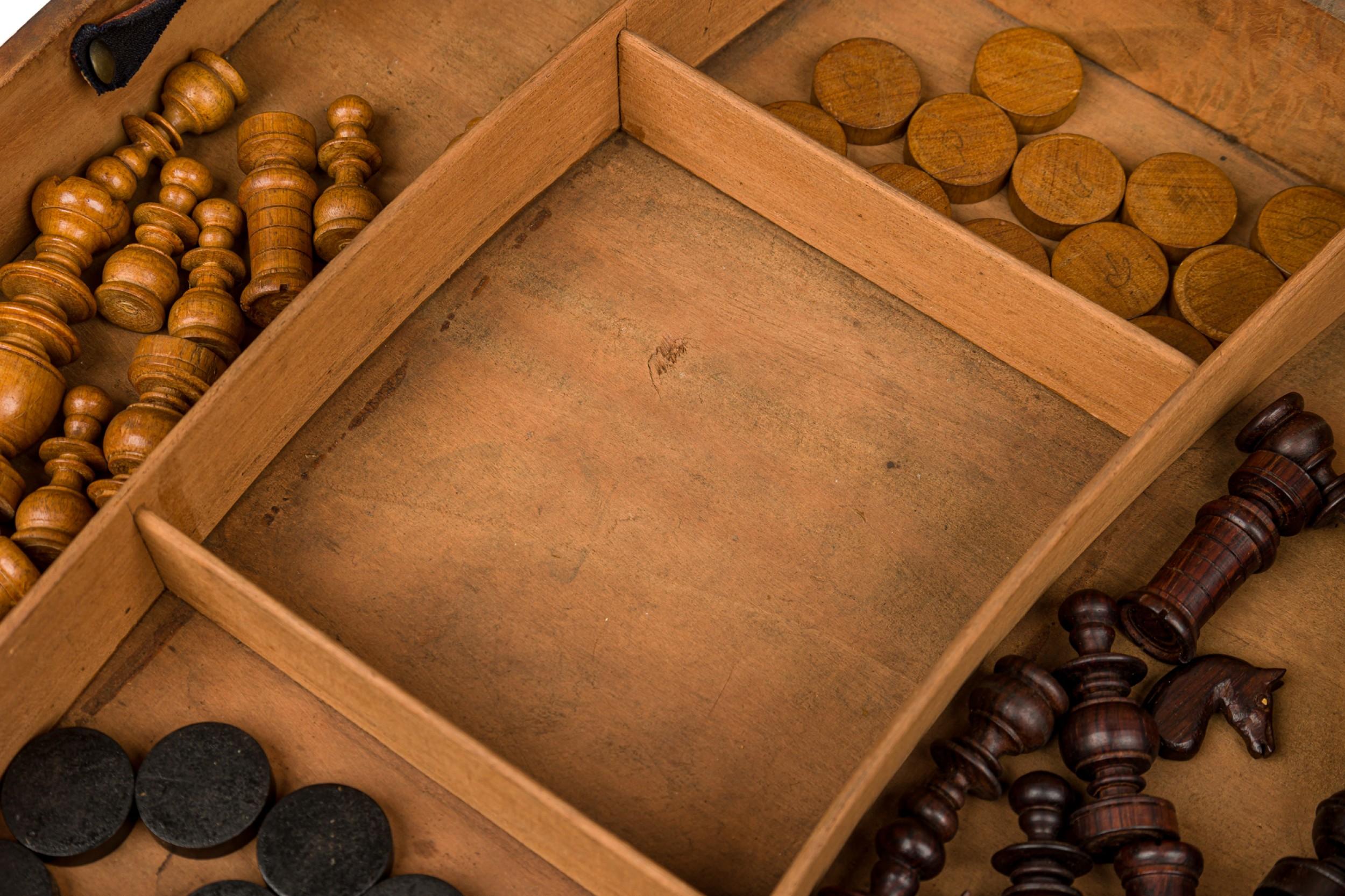 Geschnitzte Mahagoni-, Cocobolo- und Perlmutt-Spielschachtel aus dem frühen 20. Jahrhundert im Angebot 6