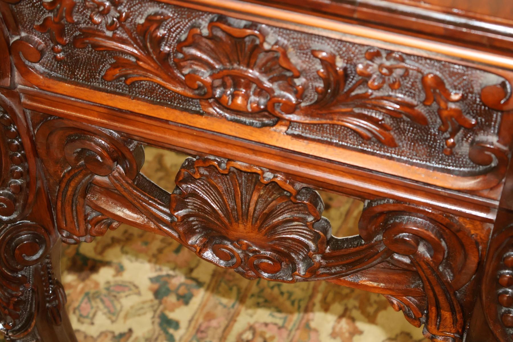 Buffet serveur en acajou sculpté de style géorgien anglais du début du 20e siècle en vente 3