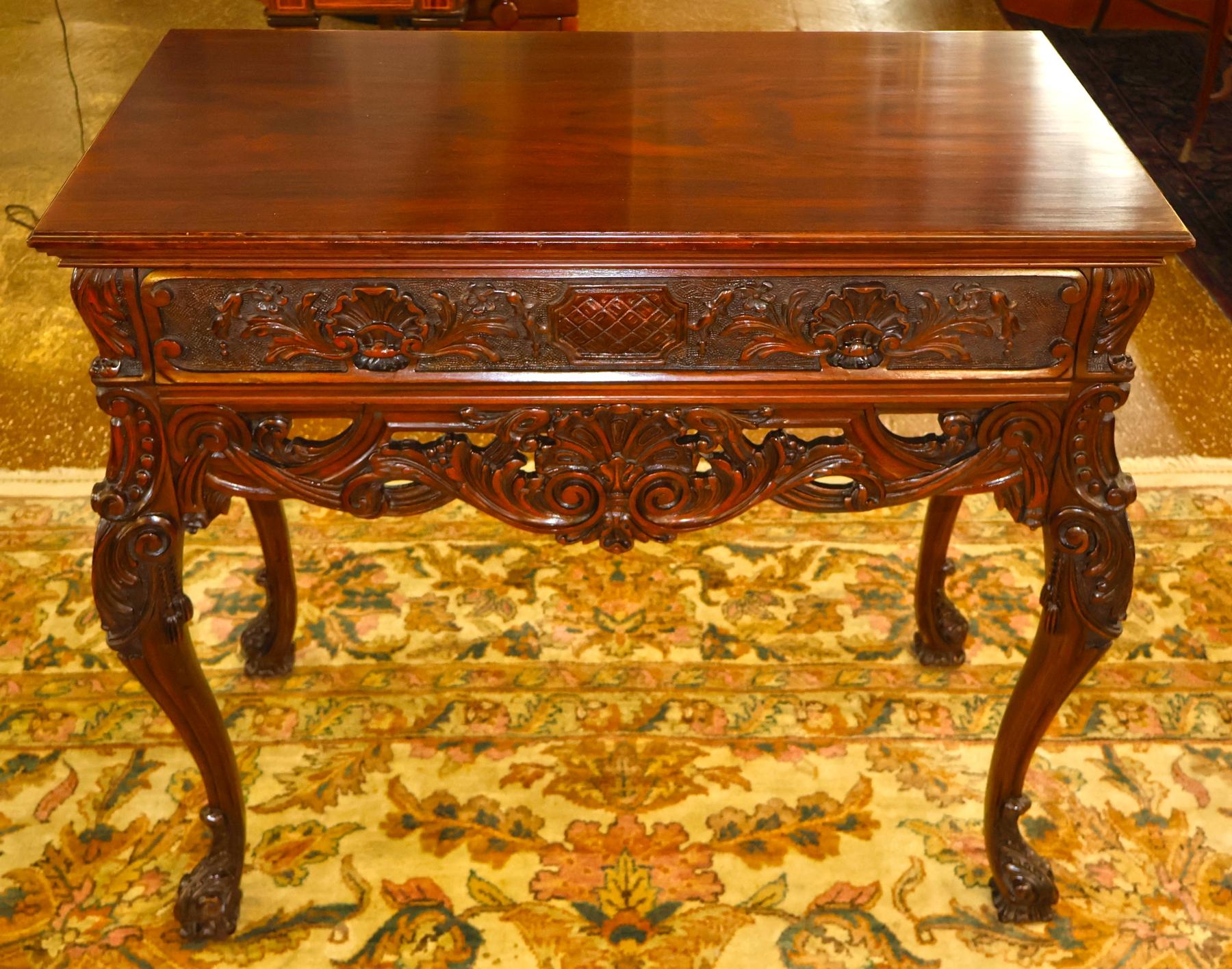 Buffet serveur en acajou sculpté de style géorgien anglais du début du 20e siècle

Dimensions : 40.25