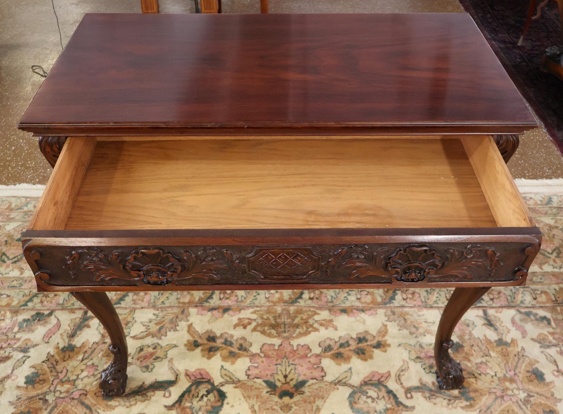 Buffet serveur en acajou sculpté de style géorgien anglais du début du 20e siècle Bon état - En vente à Long Branch, NJ
