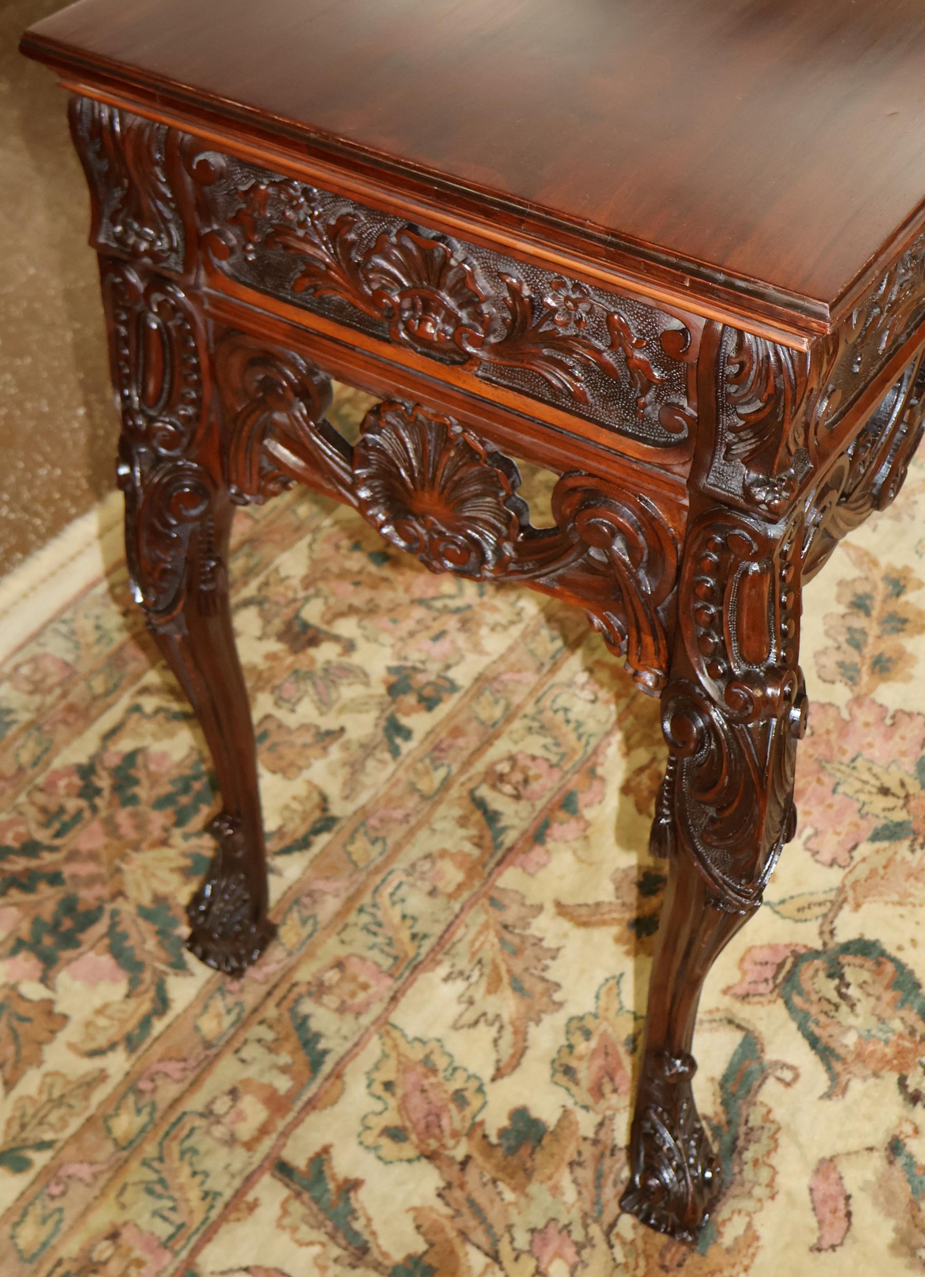 Acajou Buffet serveur en acajou sculpté de style géorgien anglais du début du 20e siècle en vente