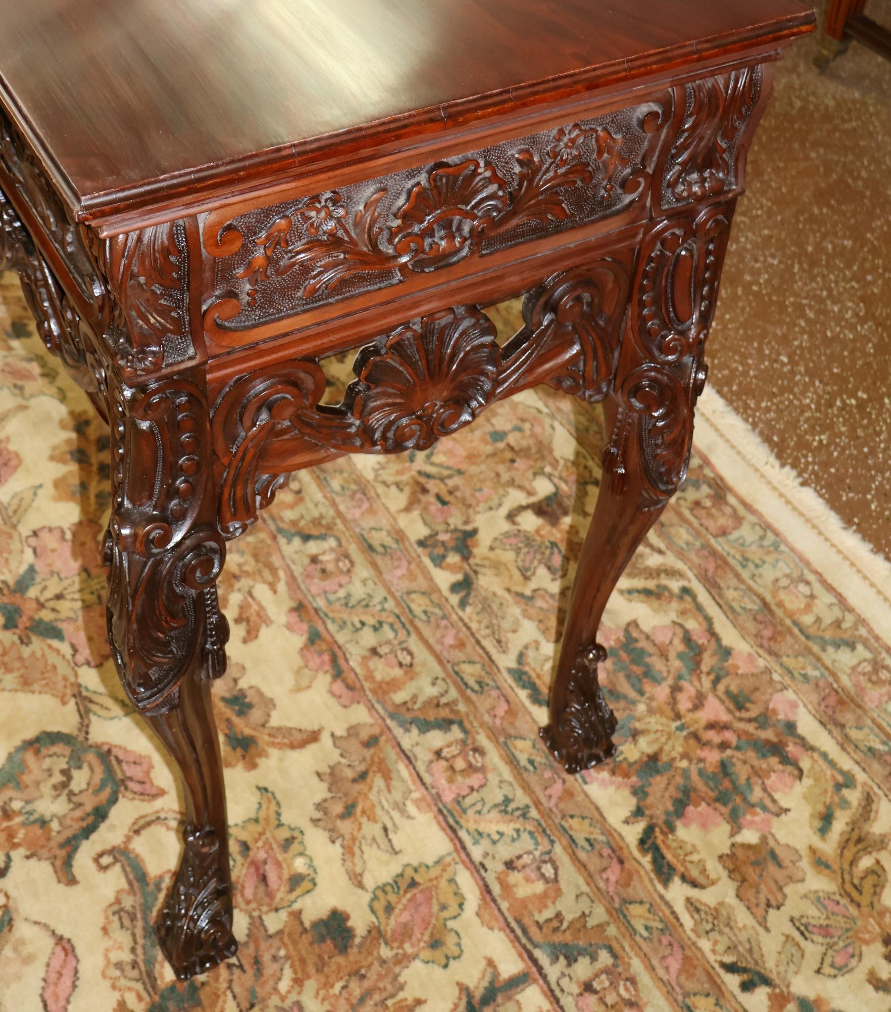 Buffet serveur en acajou sculpté de style géorgien anglais du début du 20e siècle en vente 1