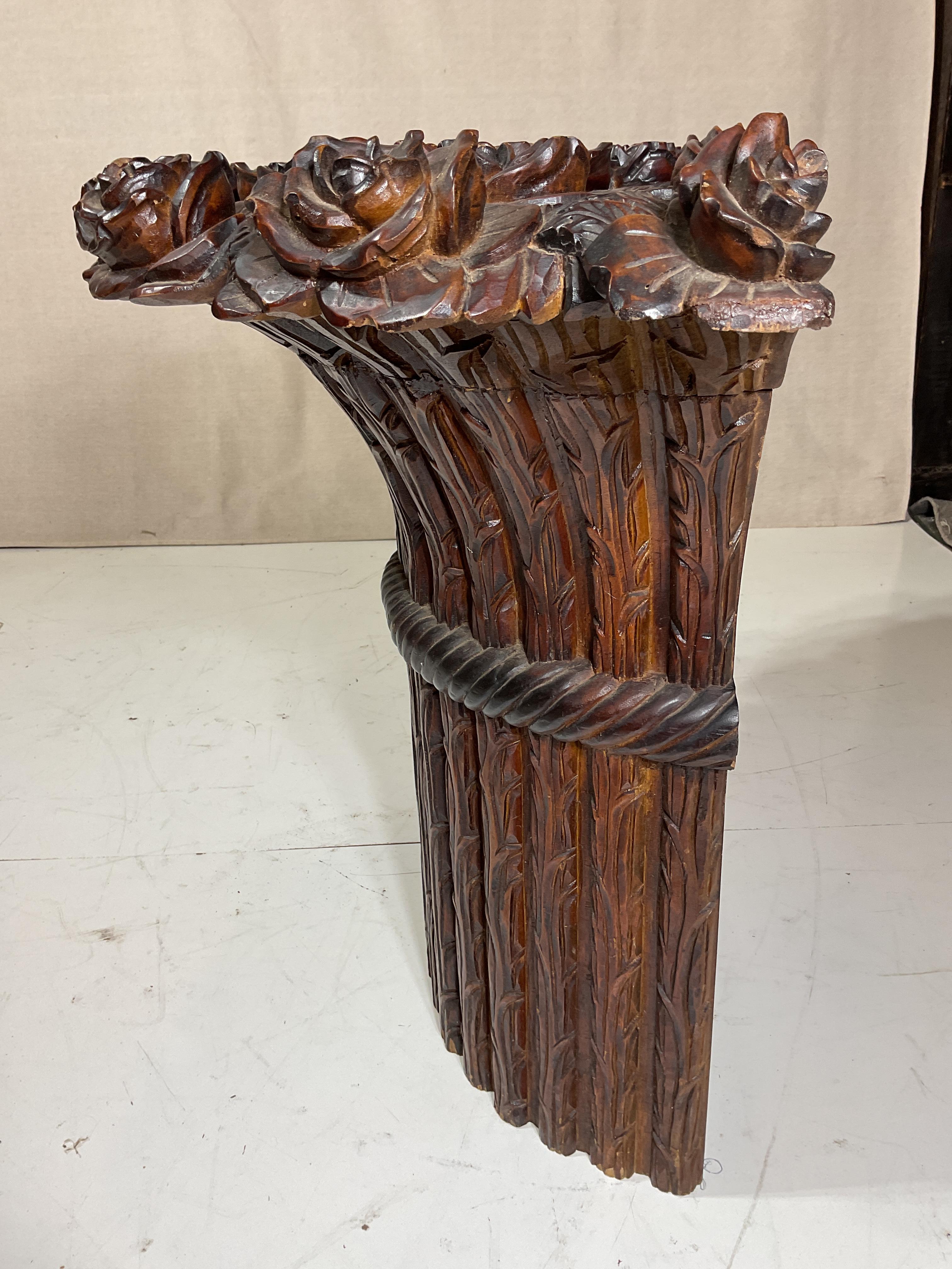 Console floreale in mogano intagliato dei primi del Novecento in vendita 4