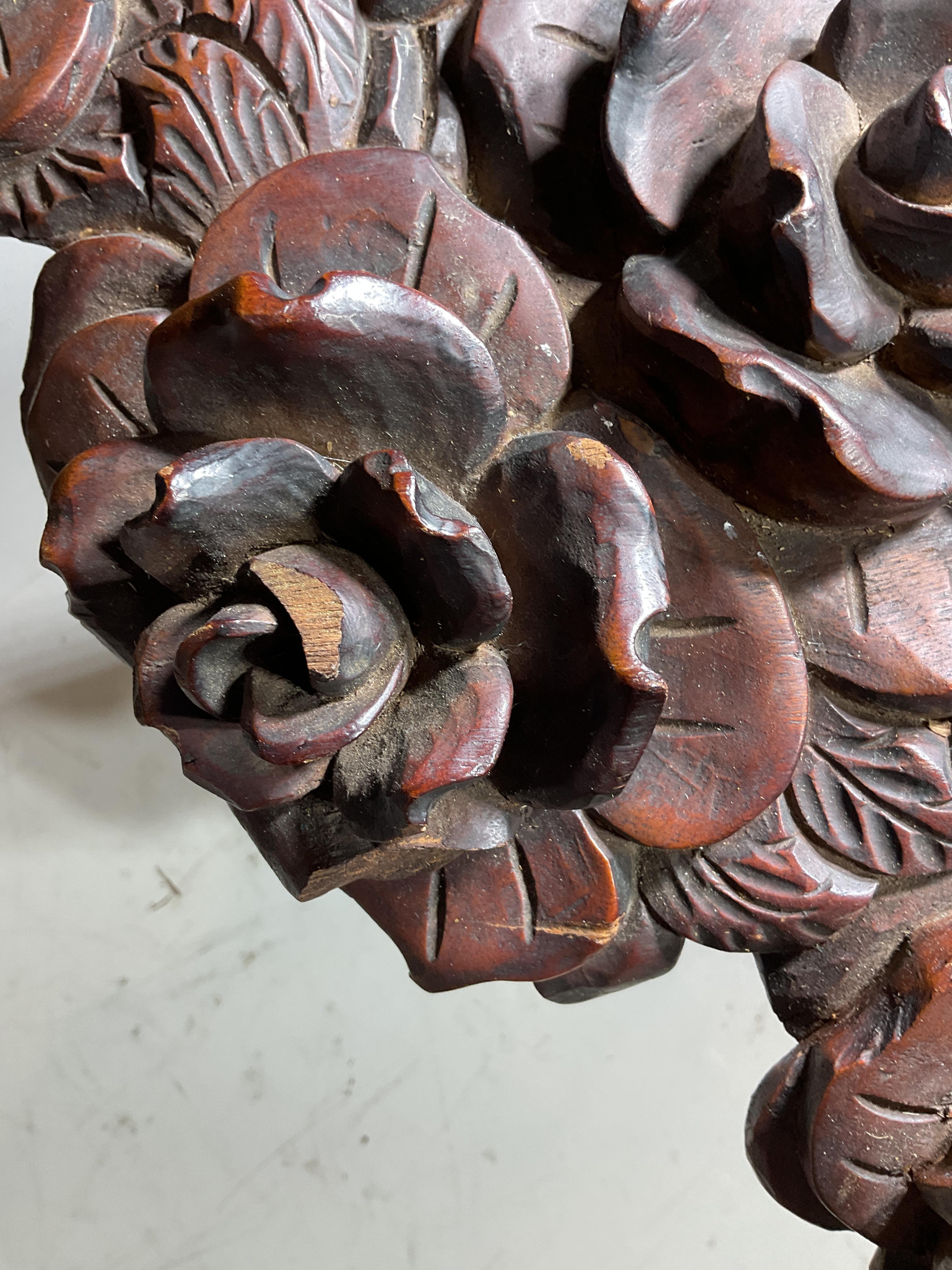 Console floreale in mogano intagliato dei primi del Novecento in vendita 6