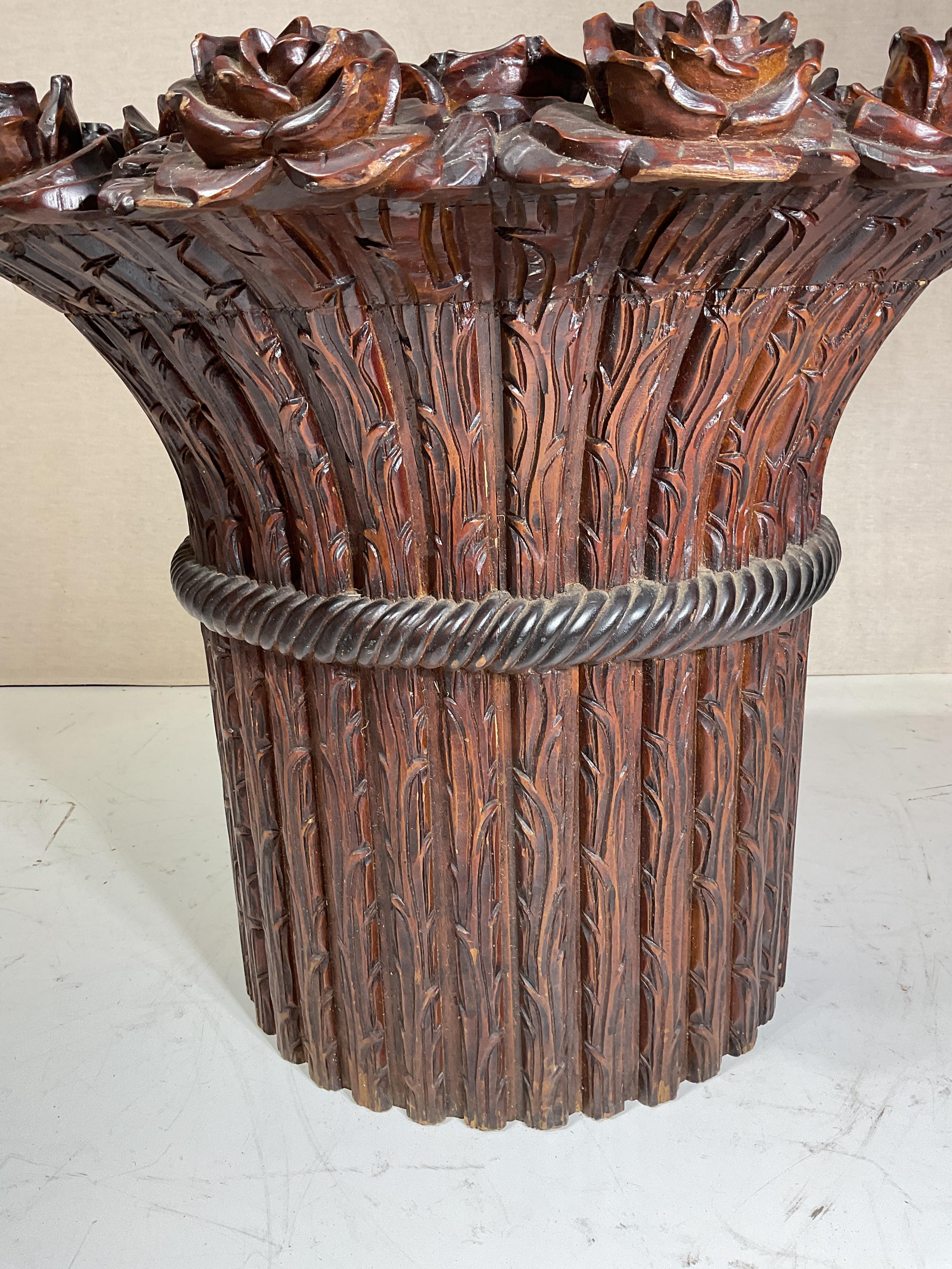 Consolle in mogano intagliato molto particolare
Intricati fiori intagliati sulla parte superiore con motivo di foglie intagliate sulla base e dettaglio di corda intagliata al centro
Splendida fattura 