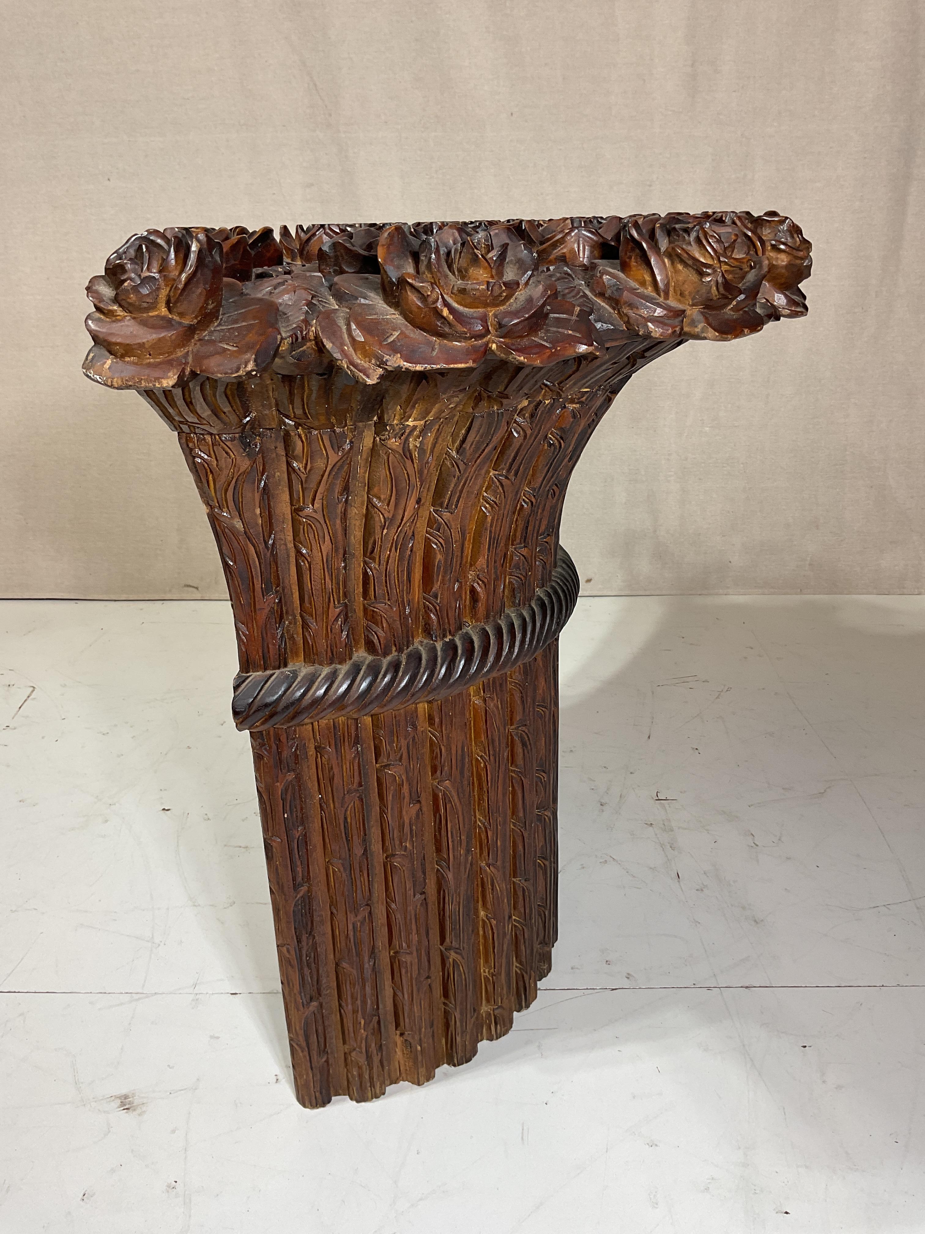 Console floreale in mogano intagliato dei primi del Novecento in vendita 2