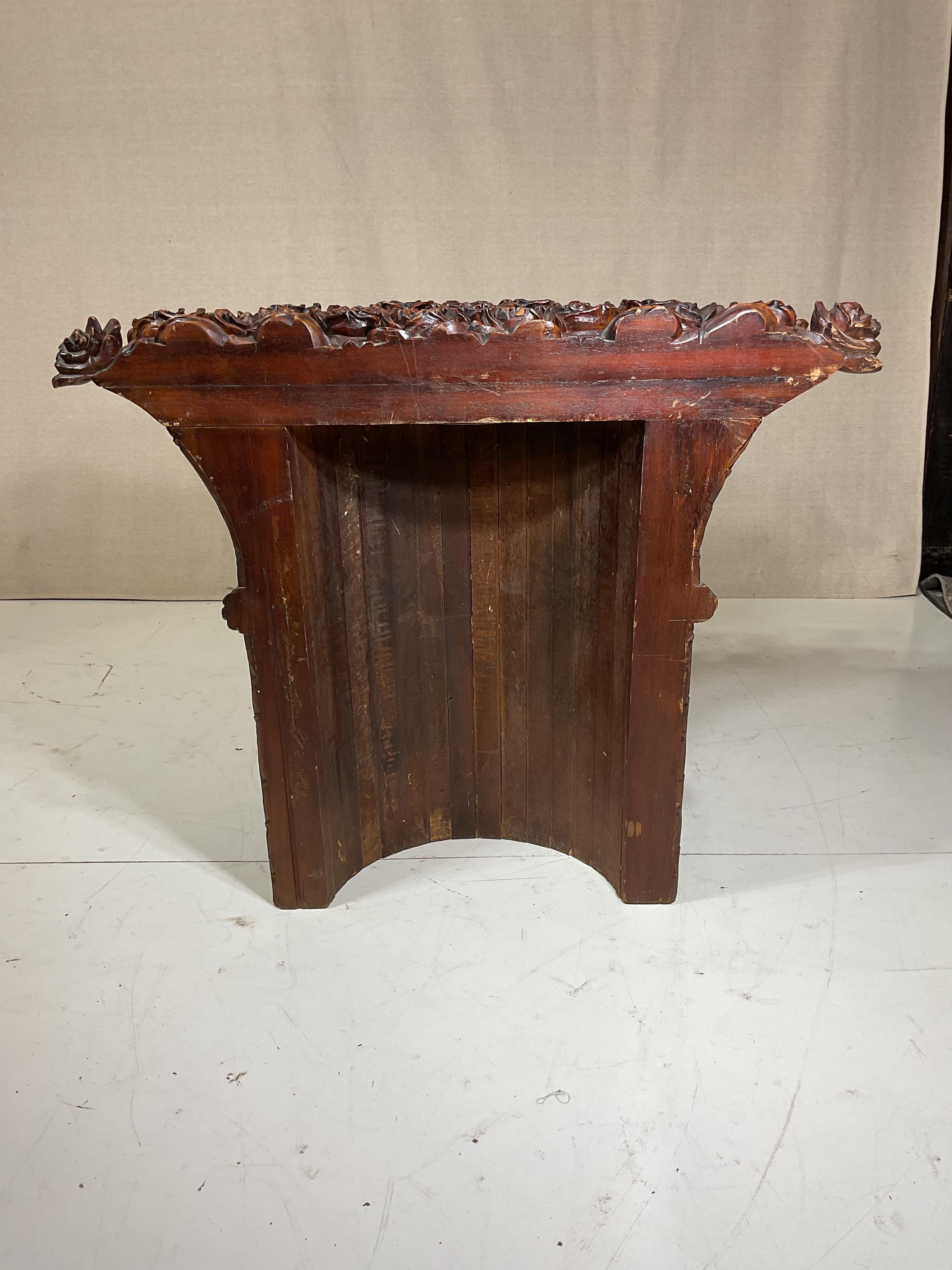 Console floreale in mogano intagliato dei primi del Novecento in vendita 3