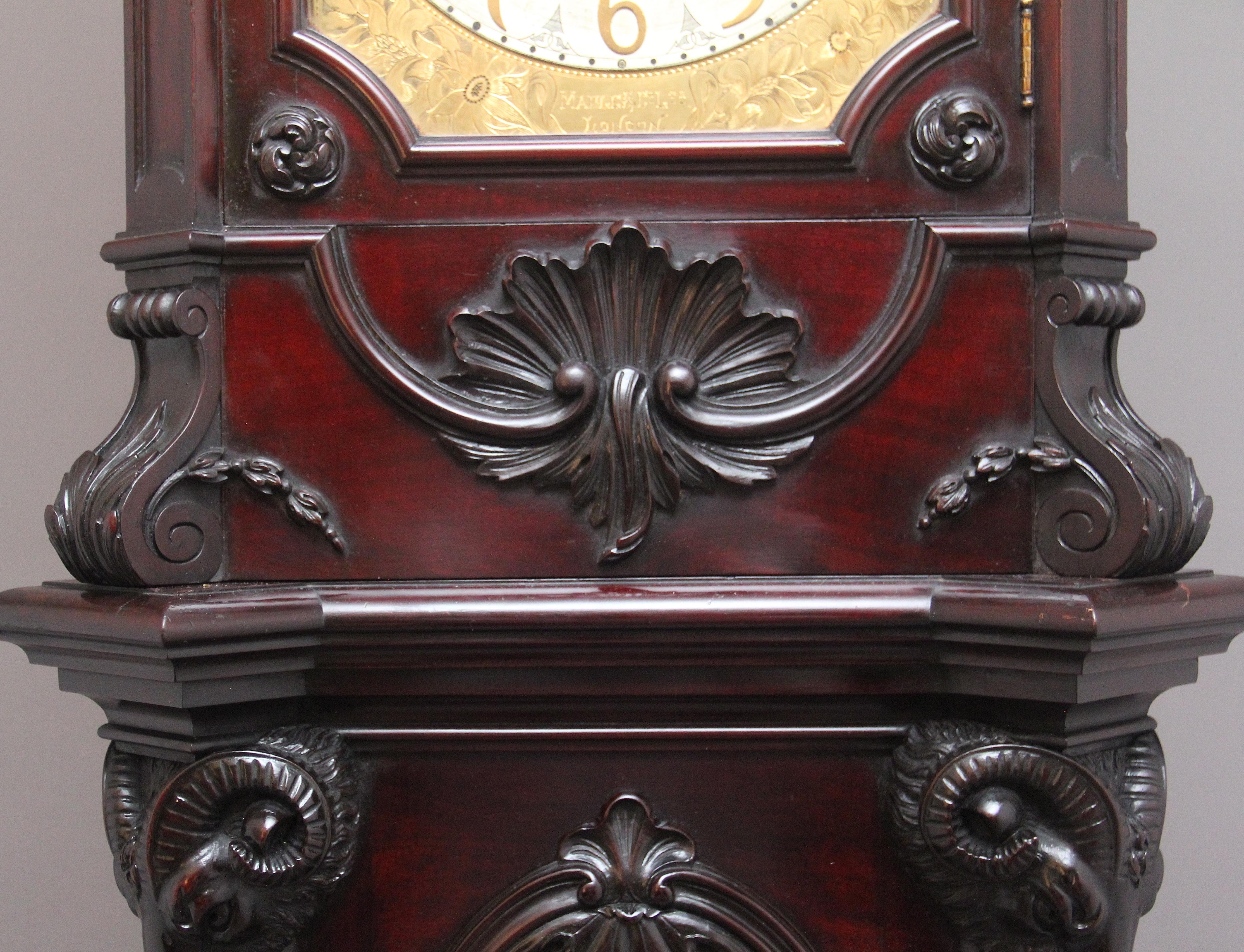 Orologio a cassa lunga in mogano intagliato dei primi del Novecento di Maple & Co. di Londra in vendita 3