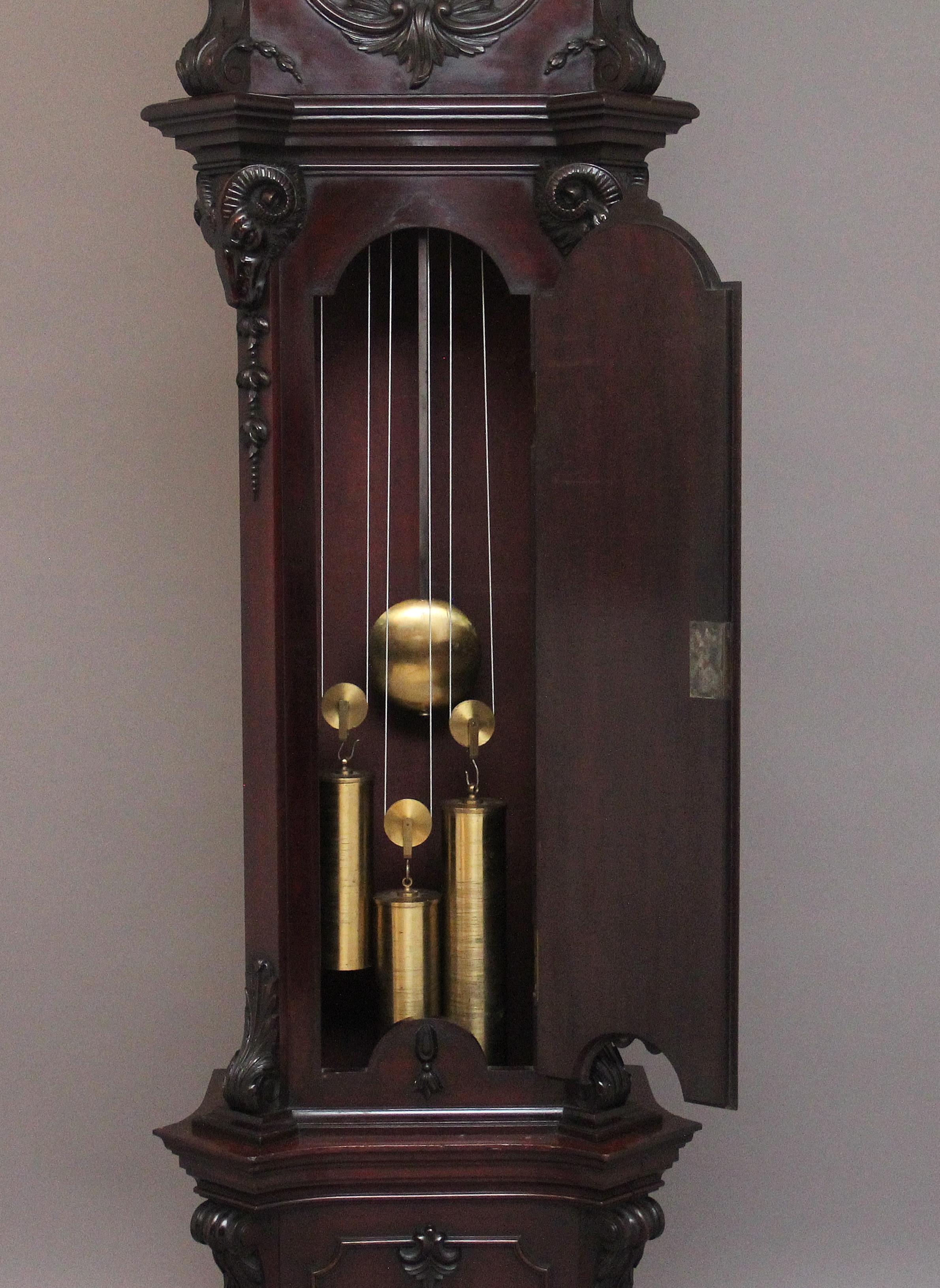 Orologio a cassa lunga in mogano intagliato dei primi del Novecento di Maple & Co. di Londra in vendita 5