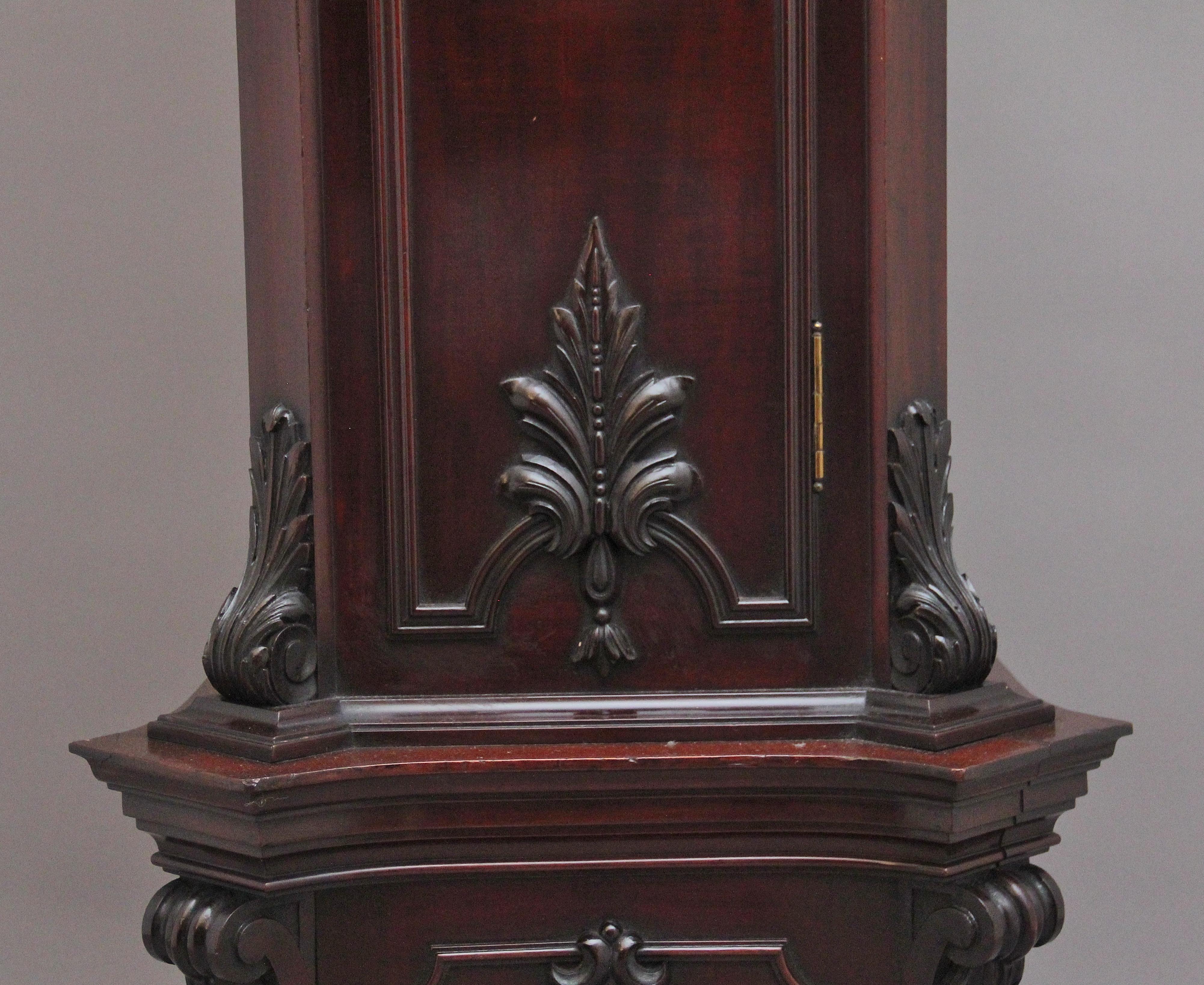 Orologio a cassa lunga in mogano intagliato dei primi del Novecento di Maple & Co. di Londra in vendita 6