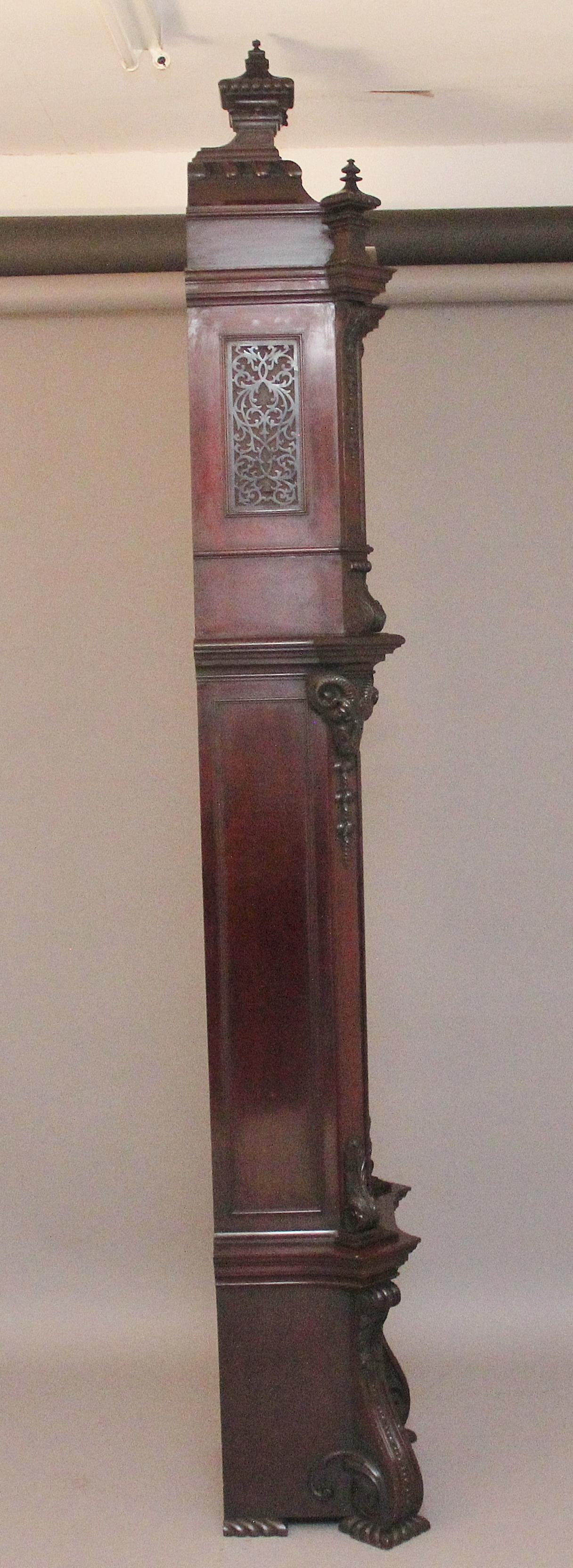Orologio a cassa lunga in mogano intagliato dei primi del Novecento di Maple & Co. di Londra in vendita 10