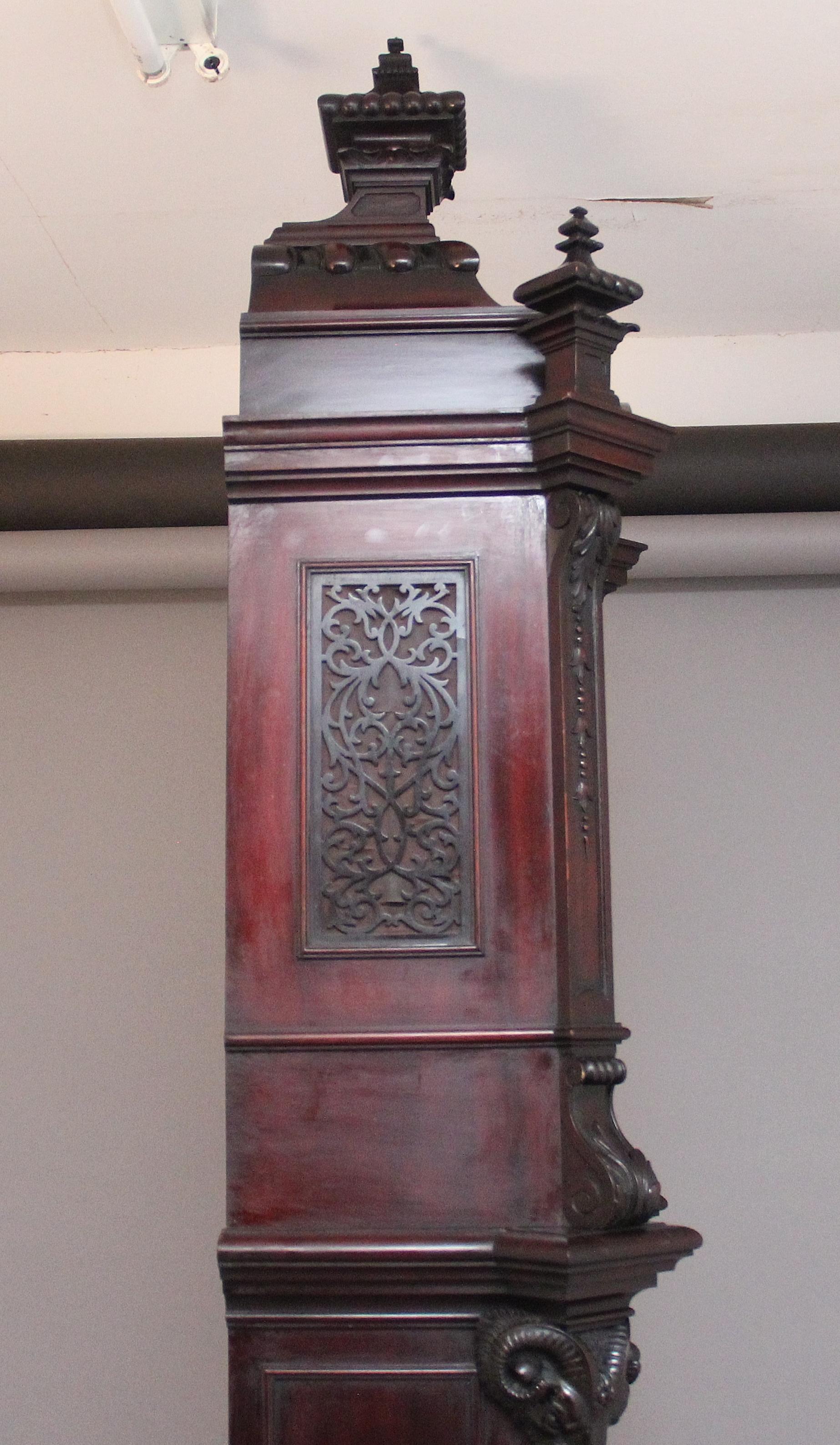 Orologio a cassa lunga in mogano intagliato dei primi del Novecento di Maple & Co. di Londra in vendita 11