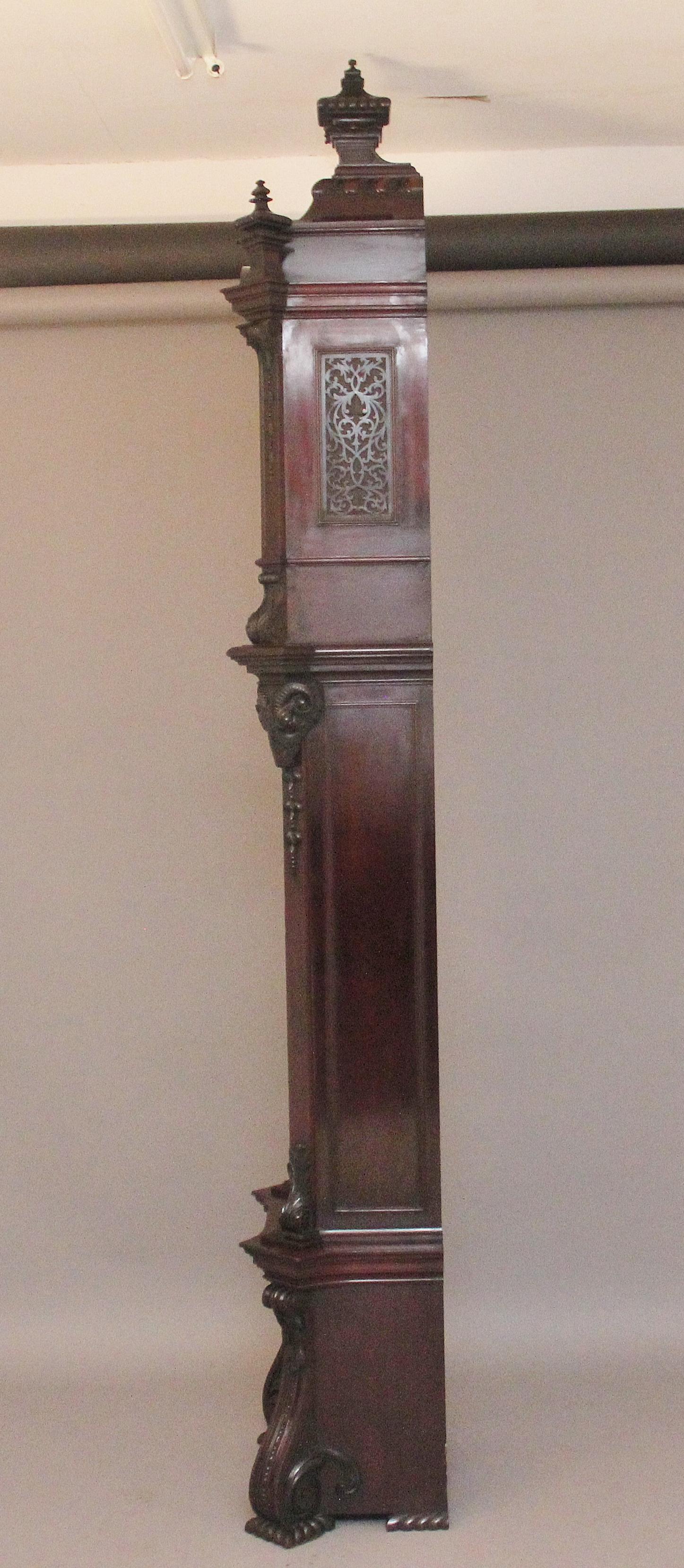 Orologio a cassa lunga in mogano intagliato dei primi del Novecento di Maple & Co. di Londra in vendita 13