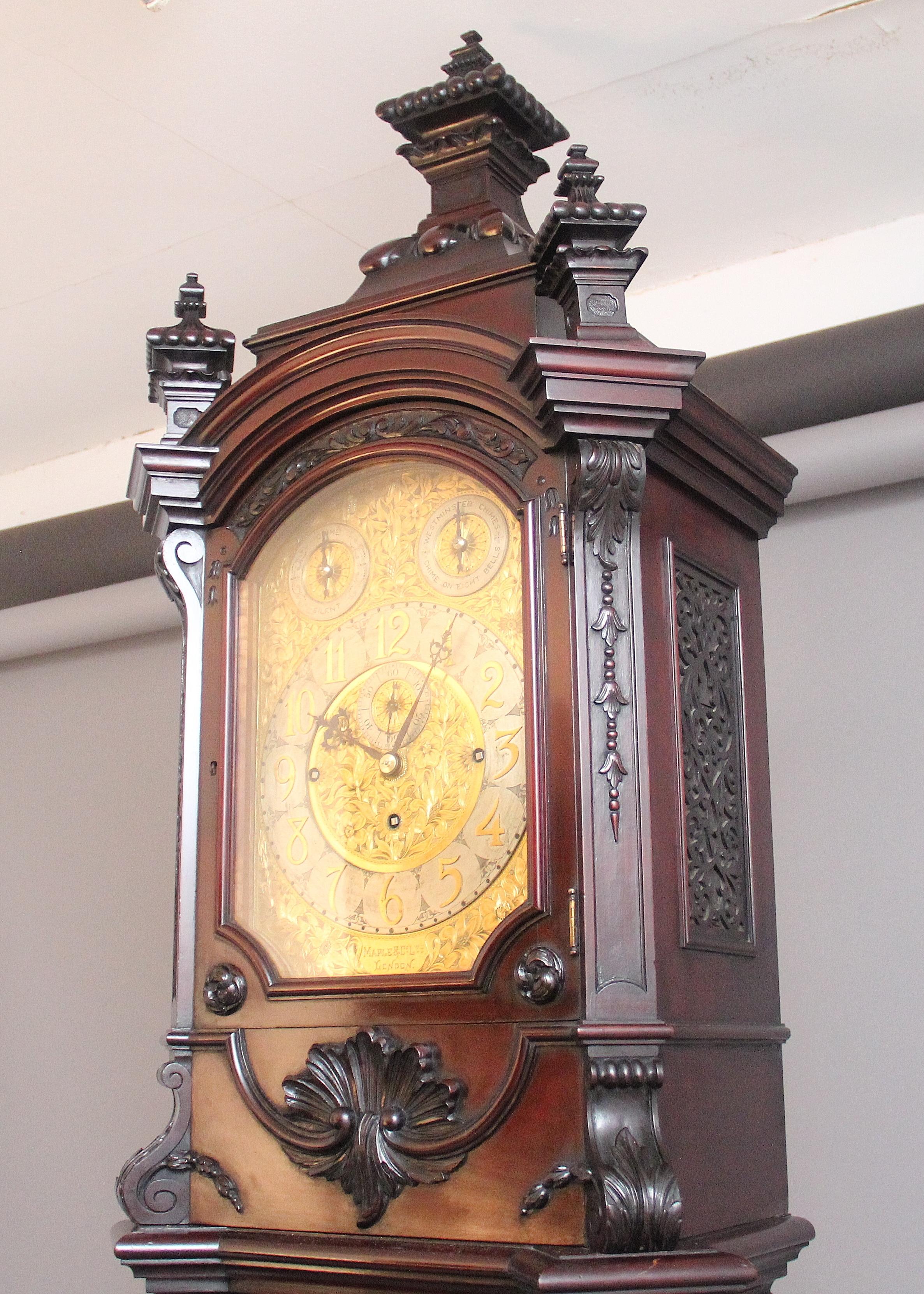 Edoardiano Orologio a cassa lunga in mogano intagliato dei primi del Novecento di Maple & Co. di Londra in vendita