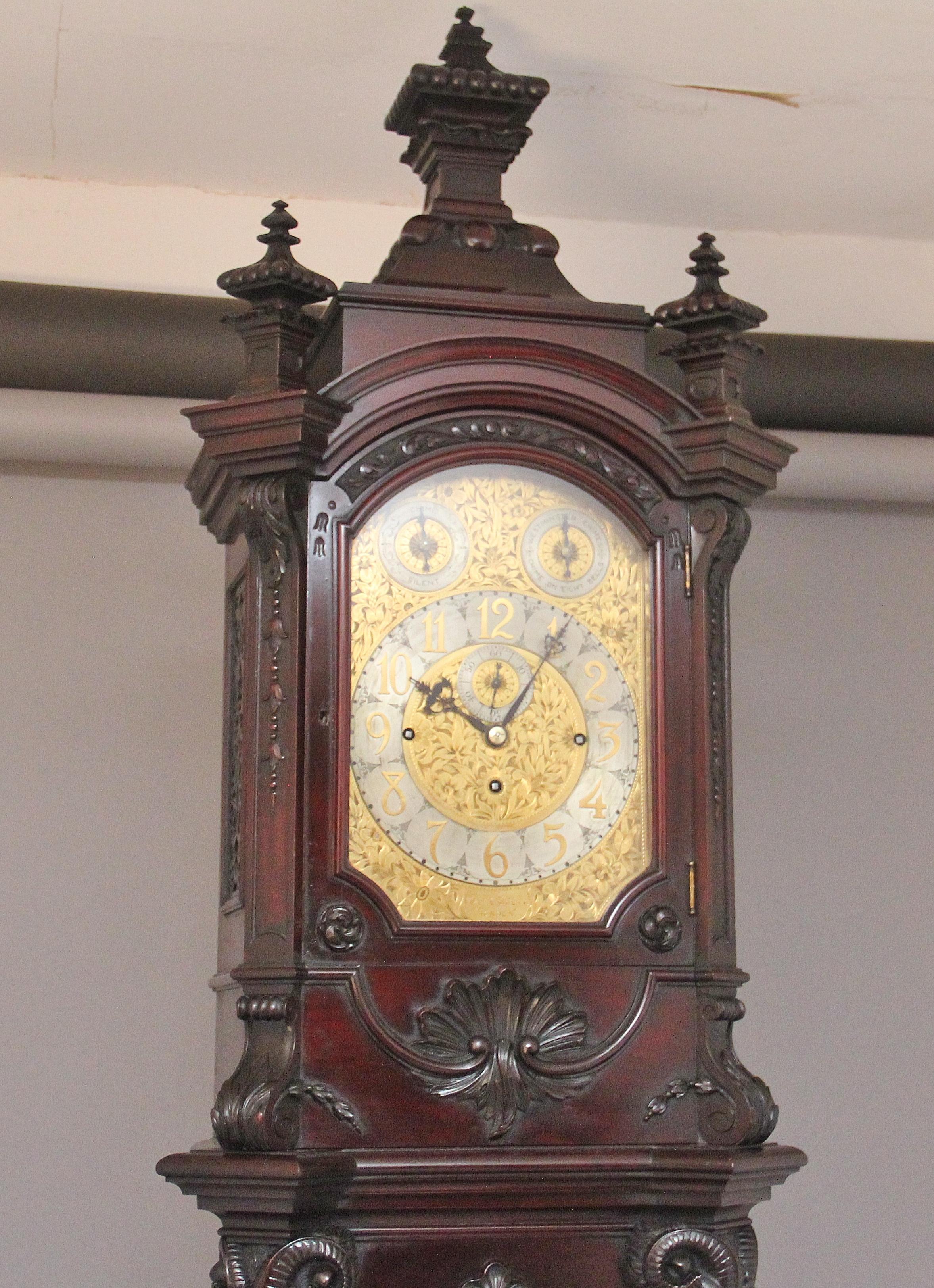 Britannico Orologio a cassa lunga in mogano intagliato dei primi del Novecento di Maple & Co. di Londra in vendita