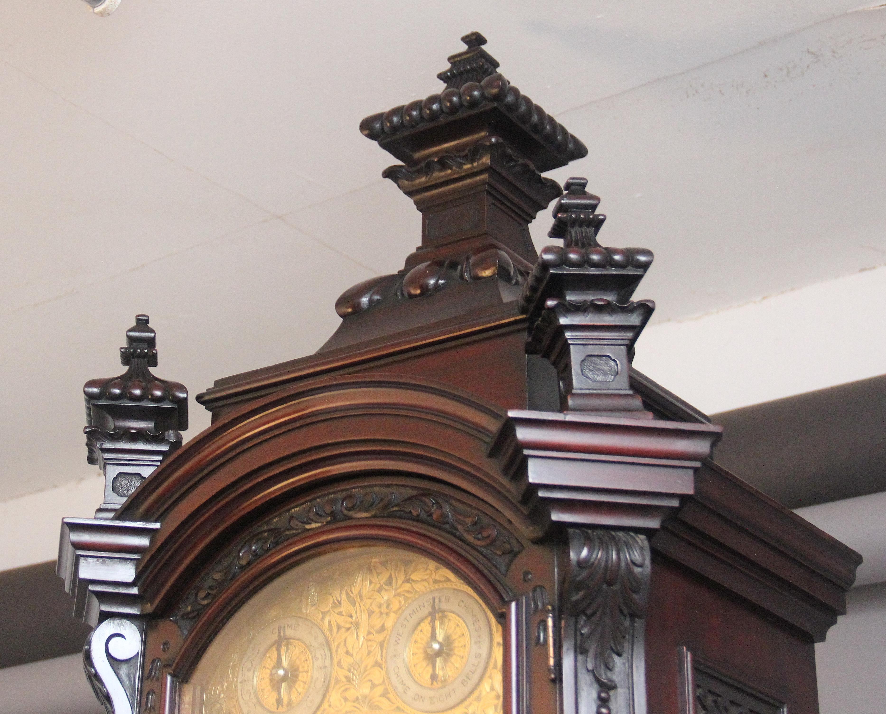 Orologio a cassa lunga in mogano intagliato dei primi del Novecento di Maple & Co. di Londra In condizioni buone in vendita a Martlesham, GB