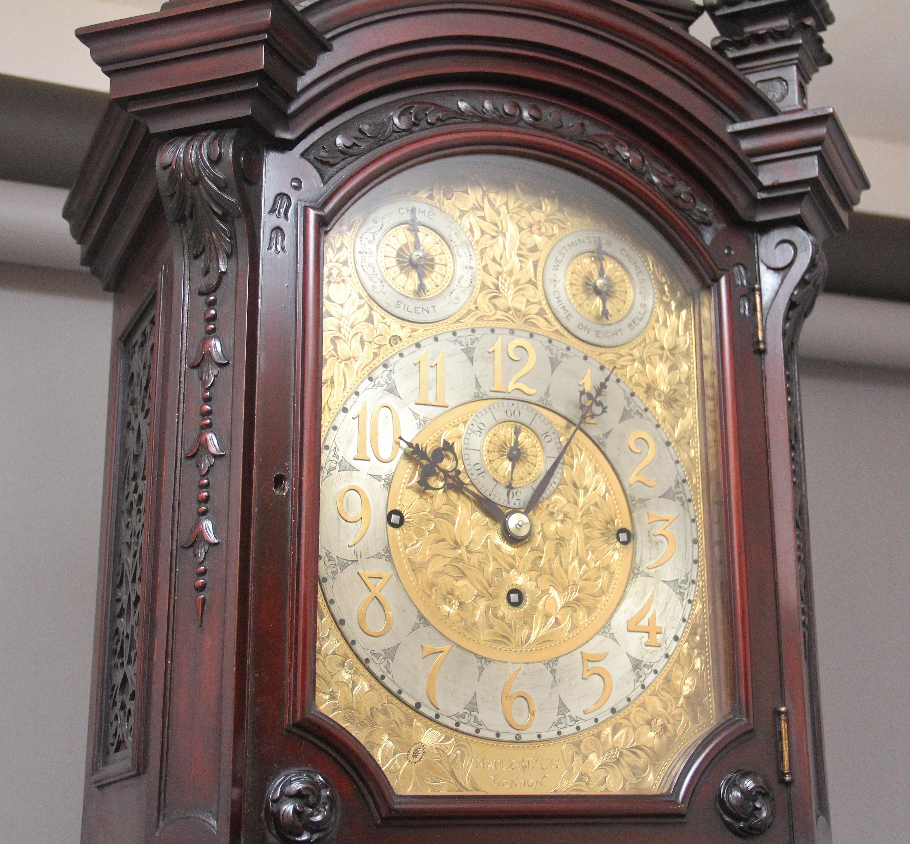 Inizio XX secolo Orologio a cassa lunga in mogano intagliato dei primi del Novecento di Maple & Co. di Londra in vendita