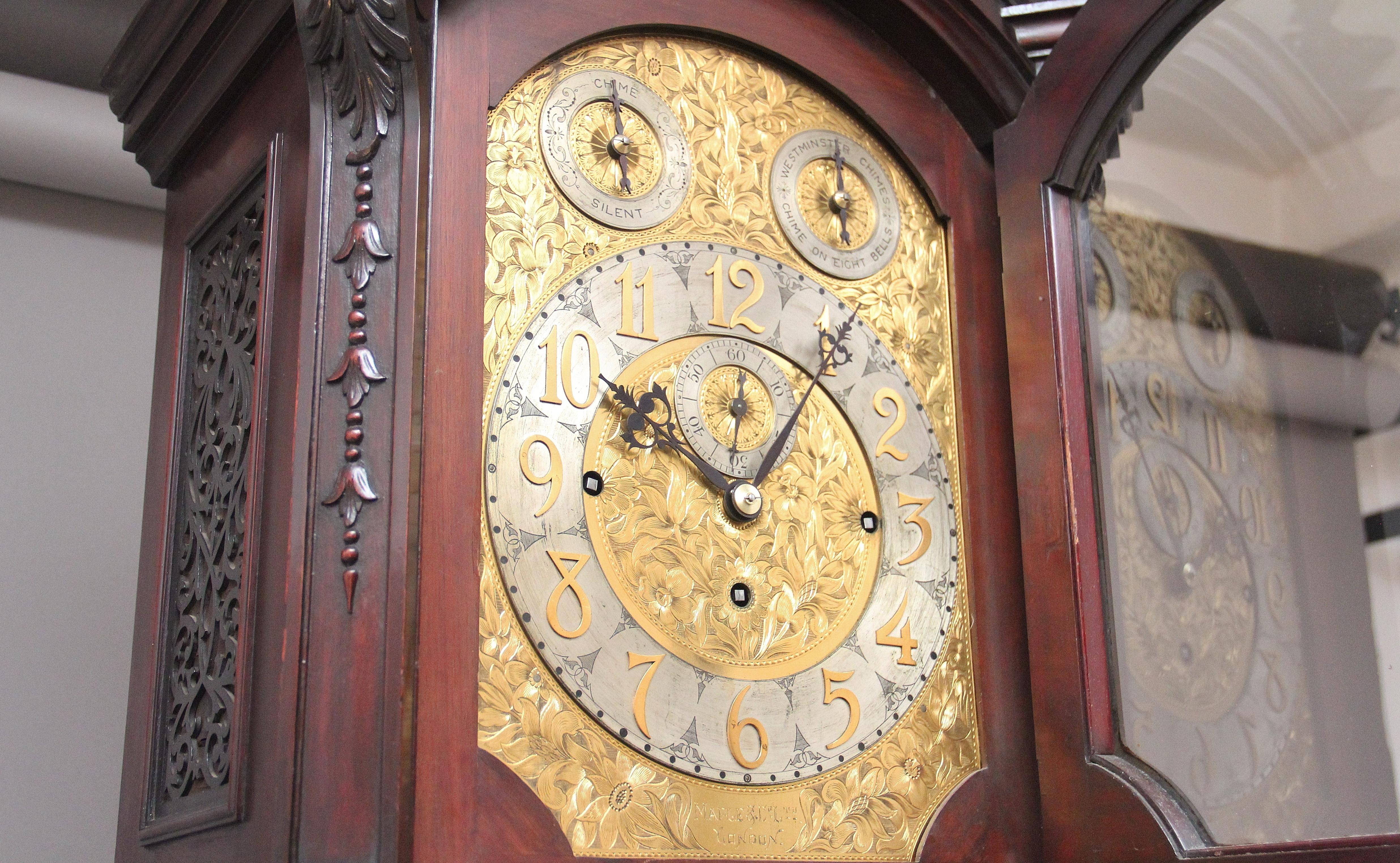 Mogano Orologio a cassa lunga in mogano intagliato dei primi del Novecento di Maple & Co. di Londra in vendita
