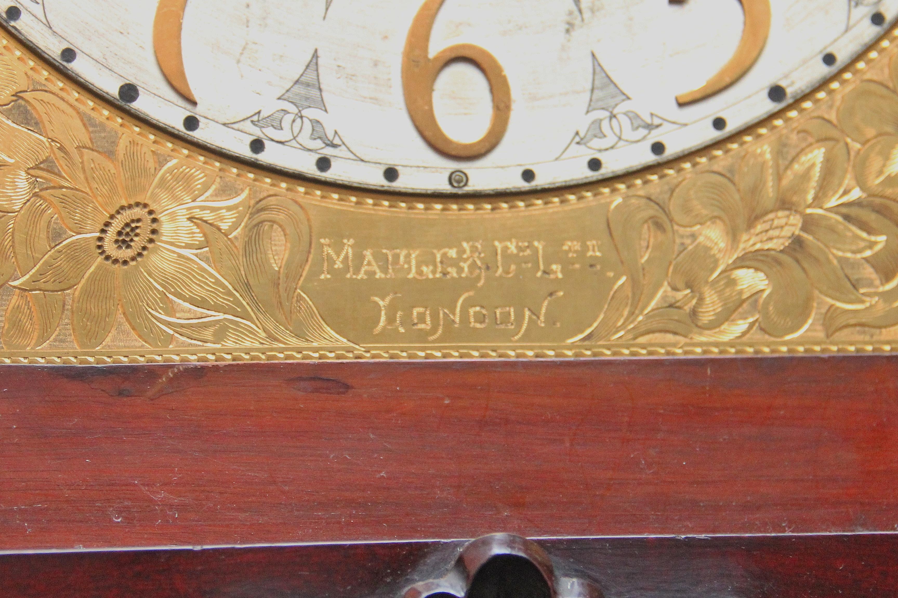 Orologio a cassa lunga in mogano intagliato dei primi del Novecento di Maple & Co. di Londra in vendita 1